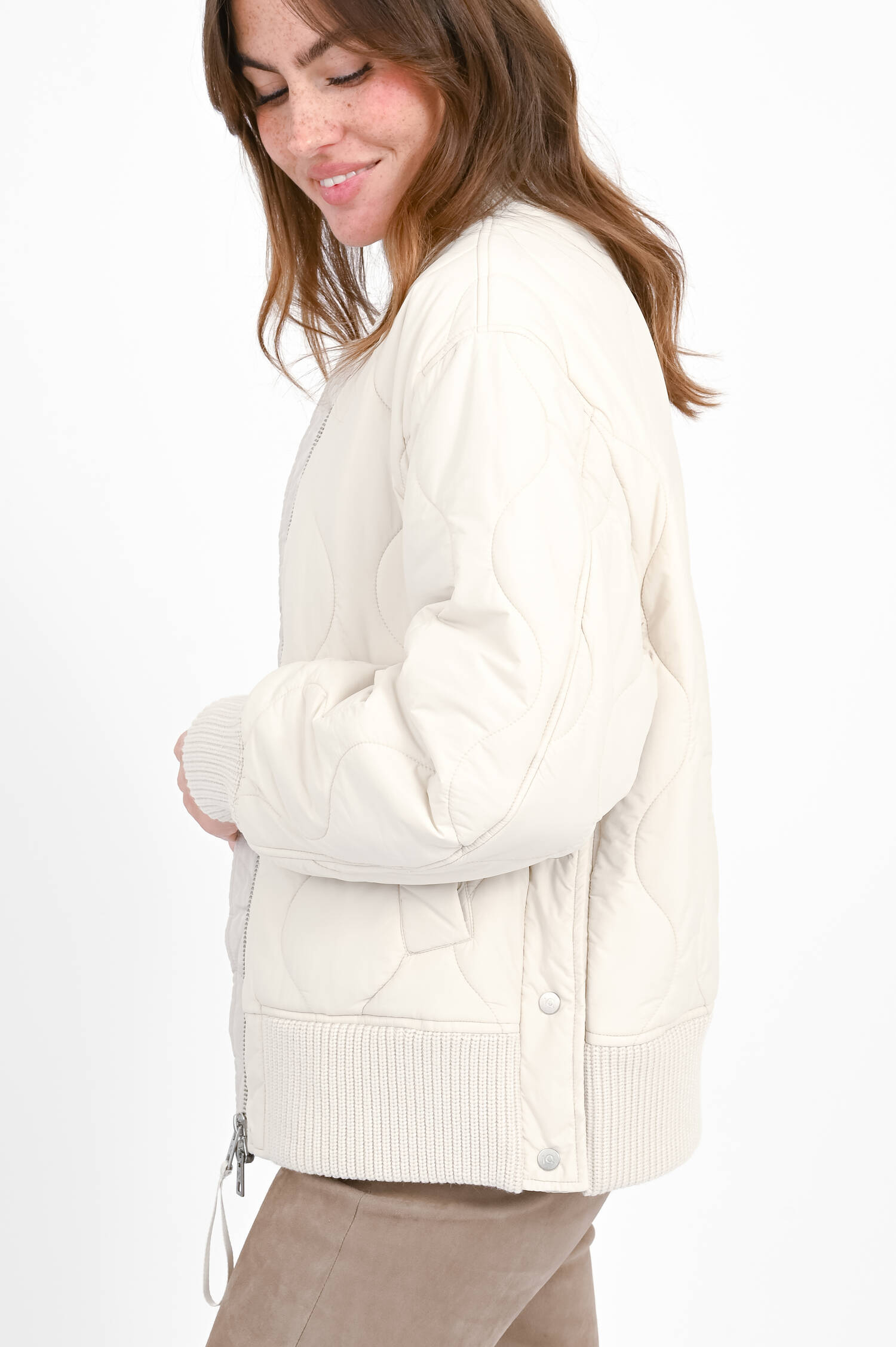 Bomberjacke mit Wellen-Stepp-Optik in White Bomberjacke mit Wellen-Stepp-Optik in White