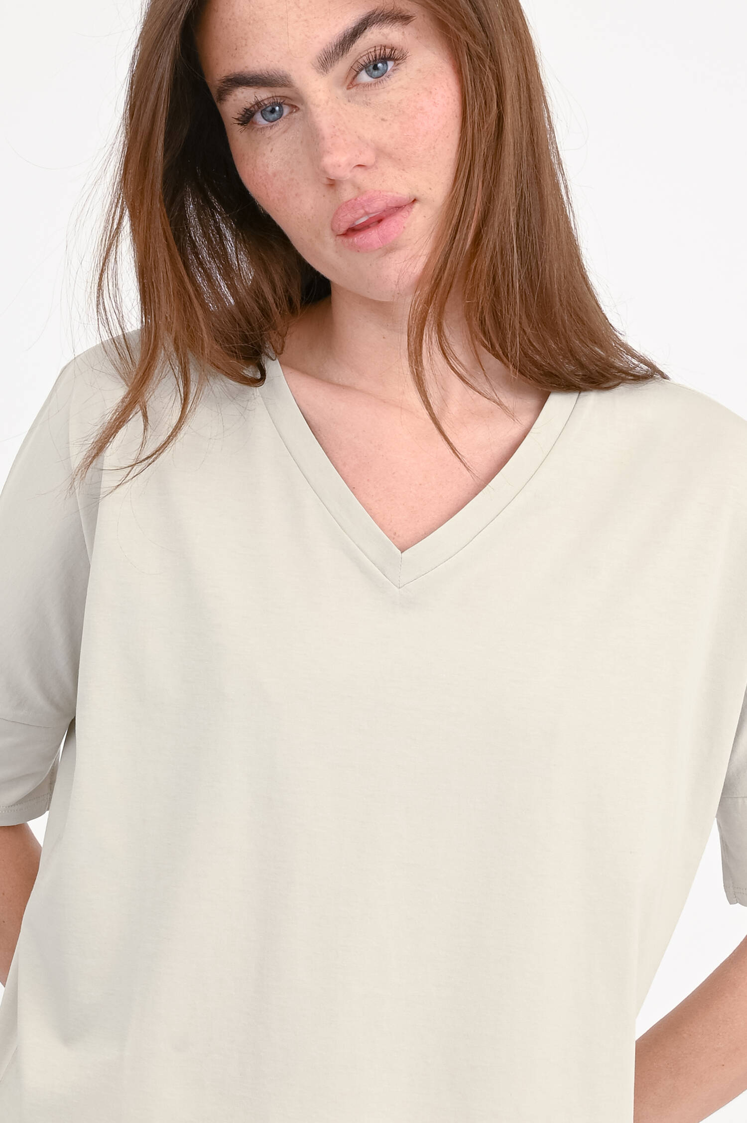 T-Shirt DHALIA mit V-Neck in Hellgrau