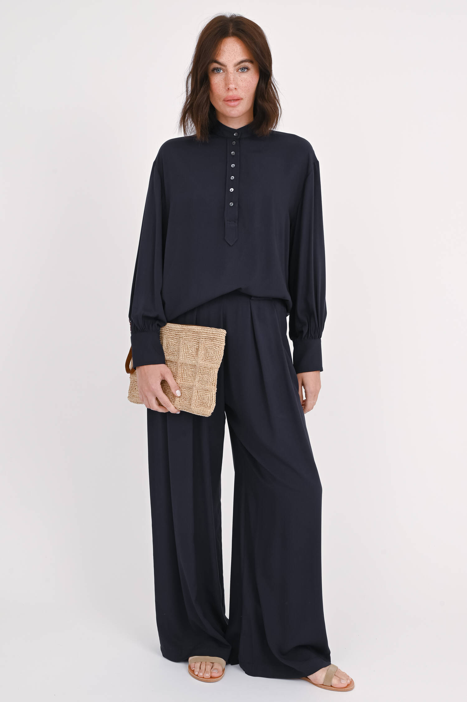 Fließende Bluse mit Stehkragen in Navy
