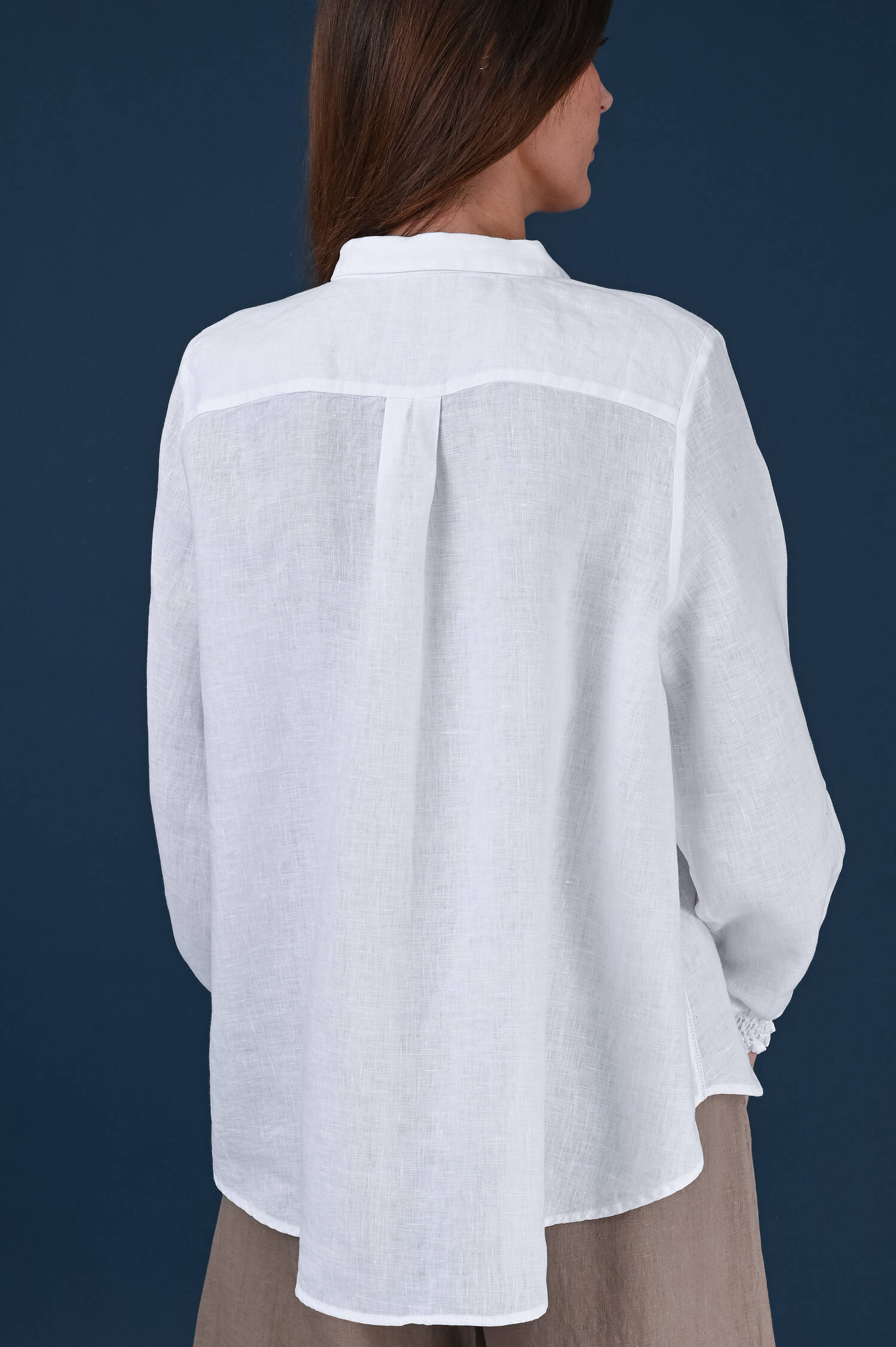 Leinenbluse mit Smockbündchen in Weiß