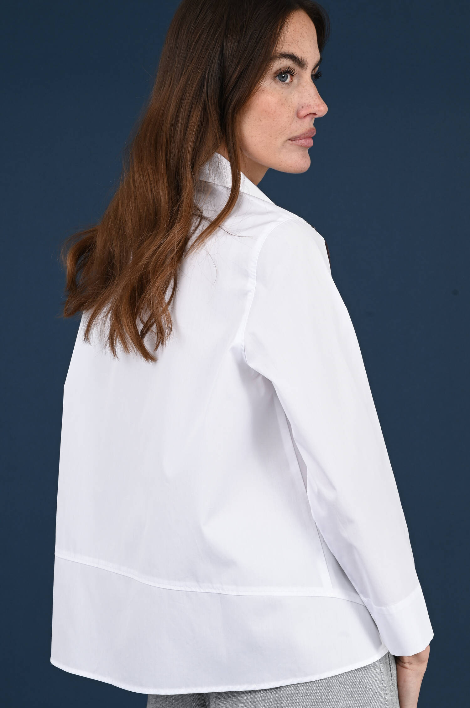 Bluse mit buntem Blumenmotiv in Weiß