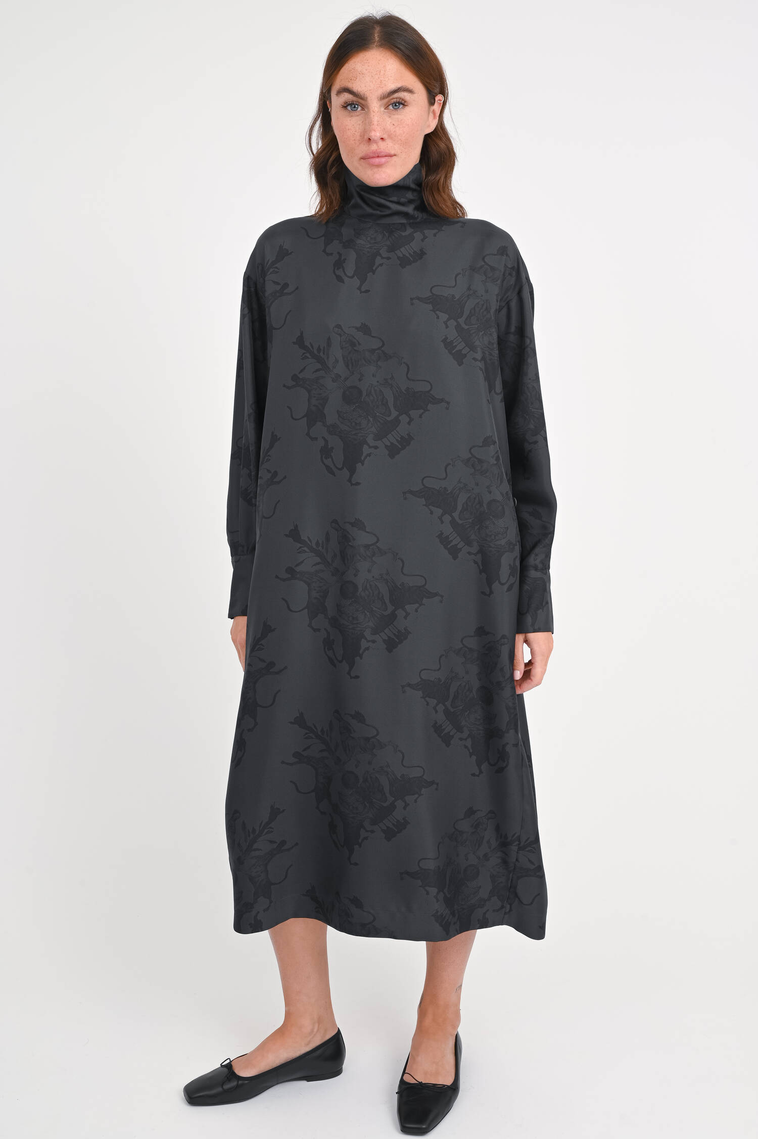 Seidenkleid mit dezentem Muster in Schwarz