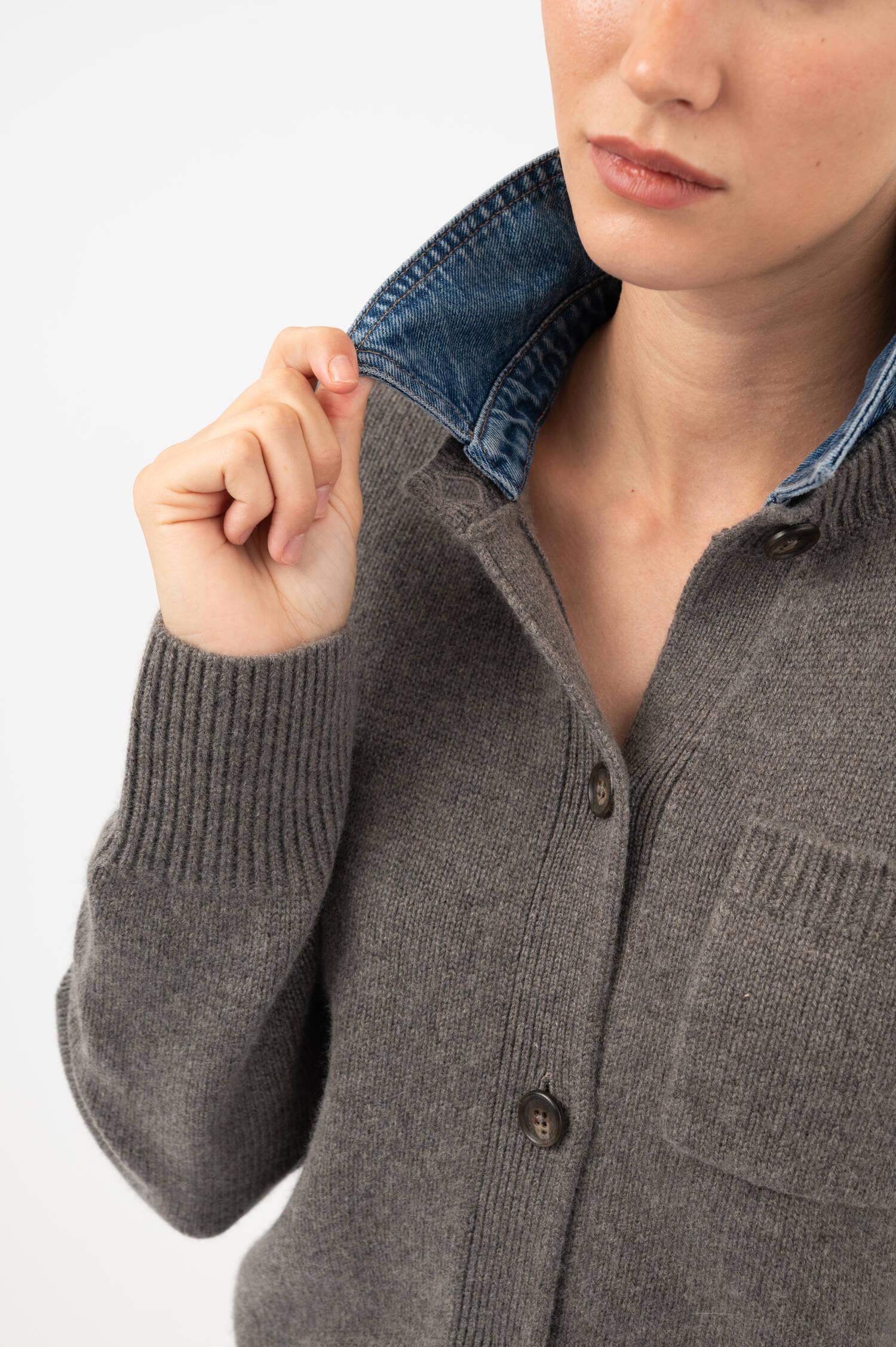Strickjacke mit Denim-Einsatz in Taupe/Blau Strickjacke mit Denim-Einsatz in Taupe/Blau