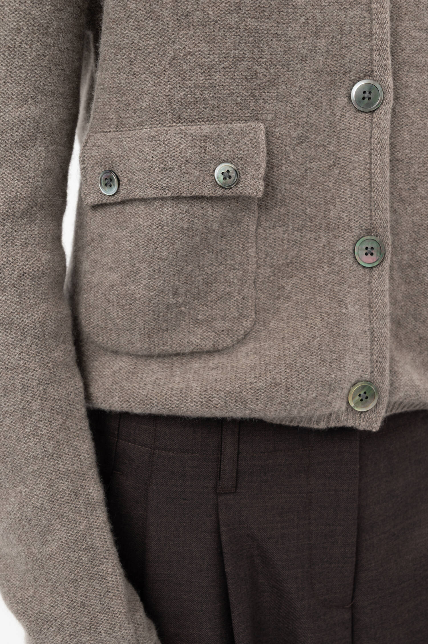 Cropped-Cashmere-Cardigan in Taupe Cropped-Cashmere-Cardigan in Taupe