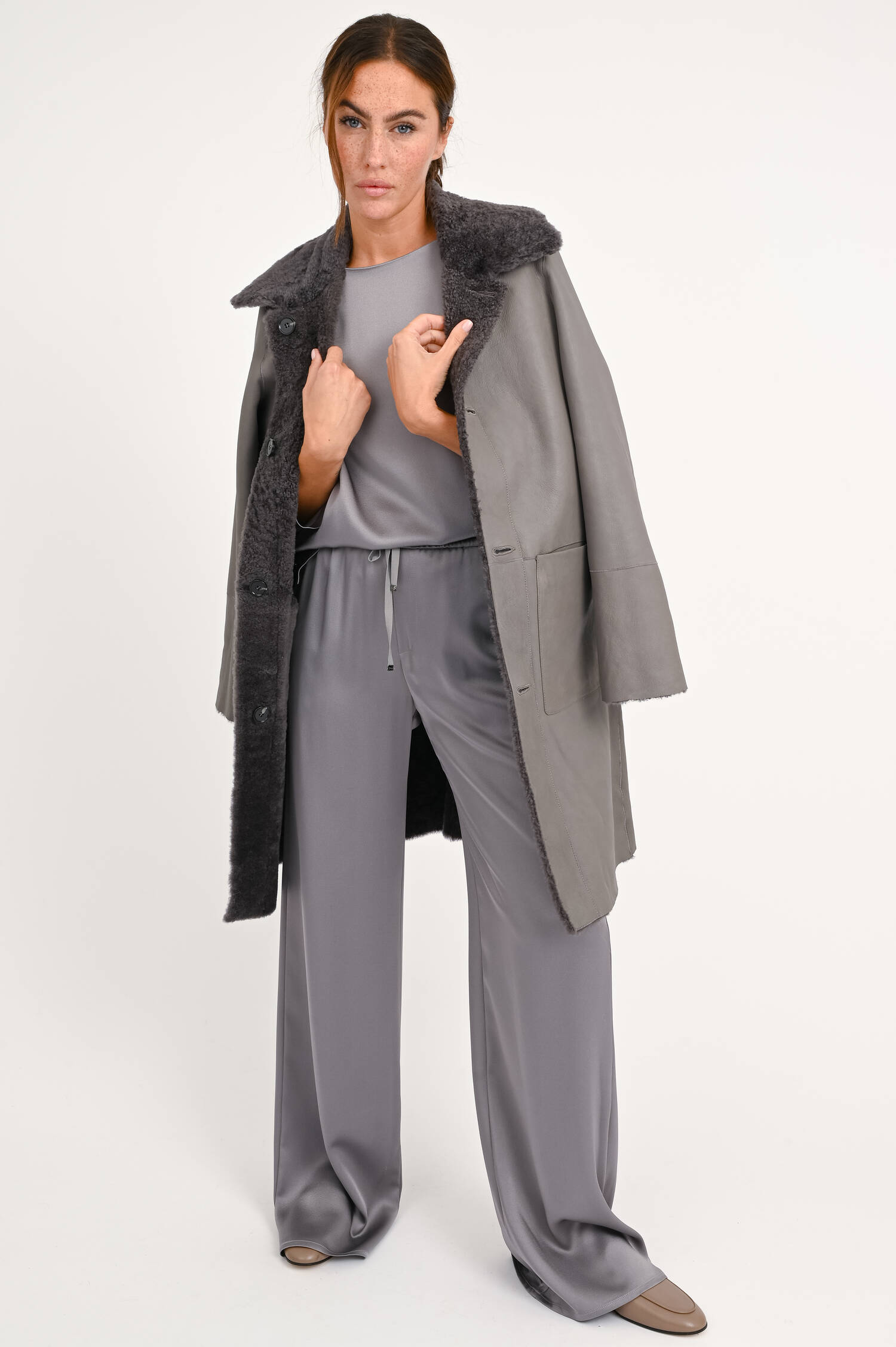 Wendemantel MARTA ASTRAKAN in Grau Wendemantel MARTA ASTRAKAN in Grau