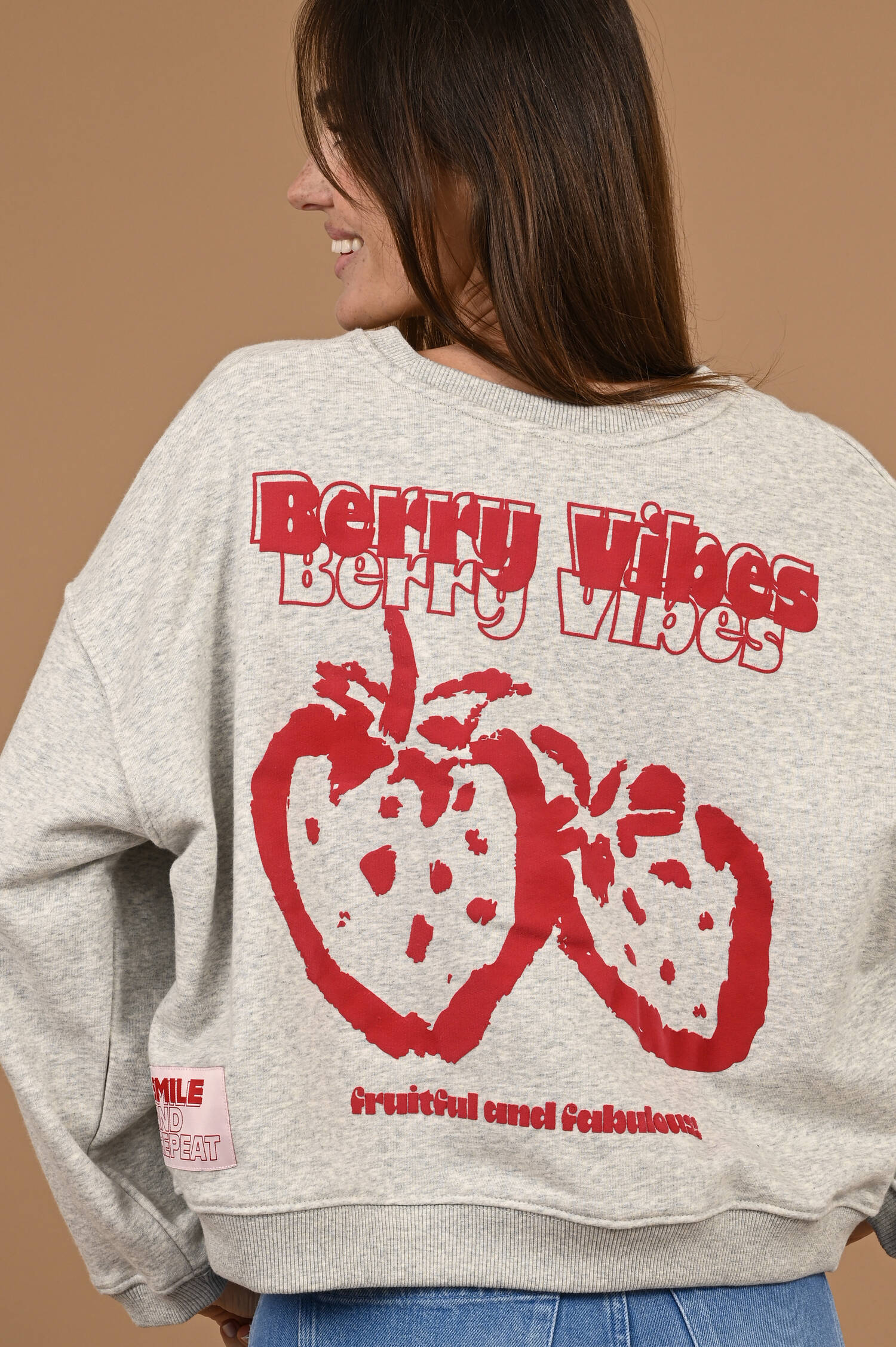 Sweater BERRY VIBES in Lightgrau
