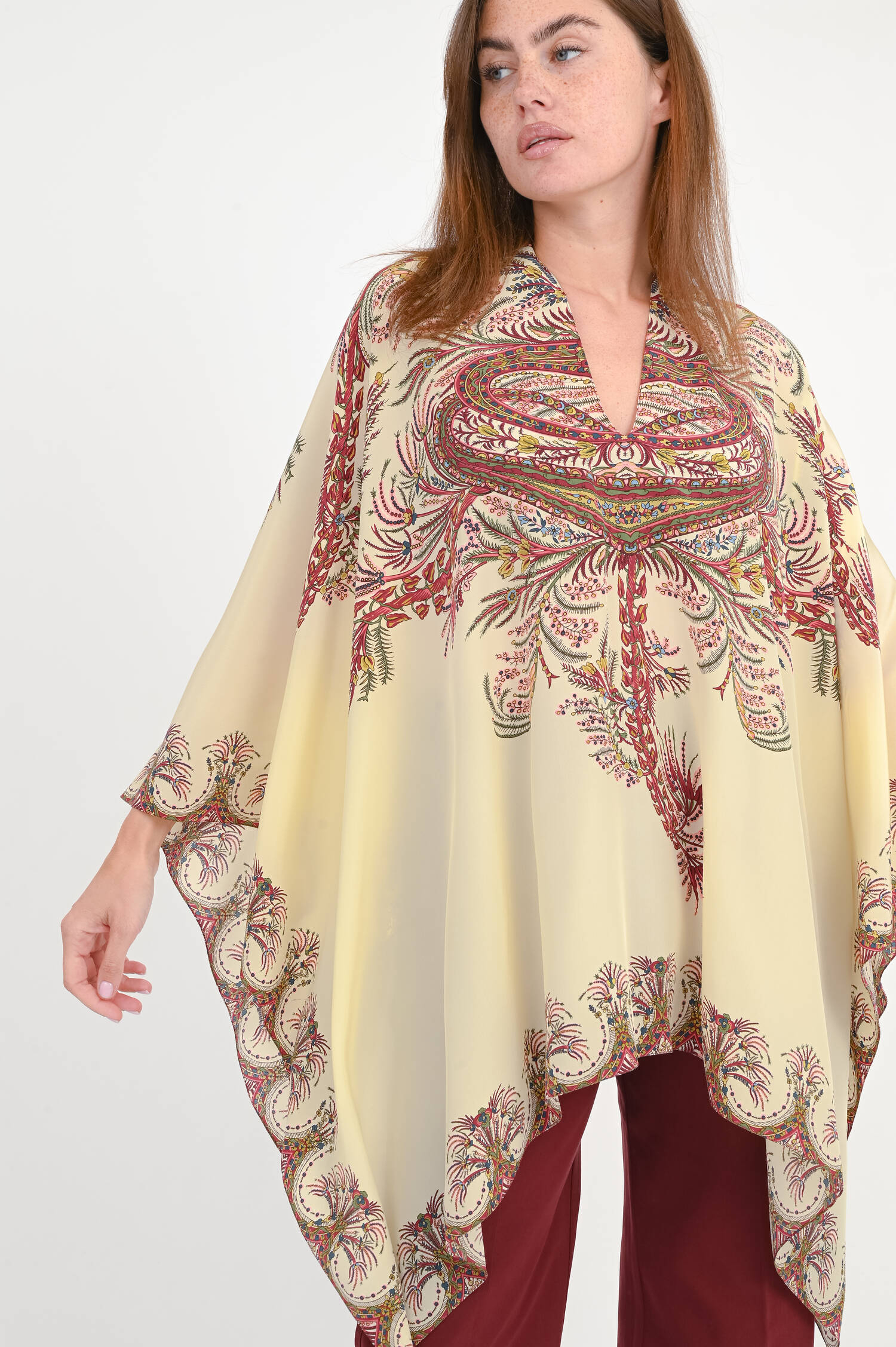 Seiden-Cape mit Paisley-Print in Creme/Multi Seiden-Cape mit Paisley-Print in Creme/Multi