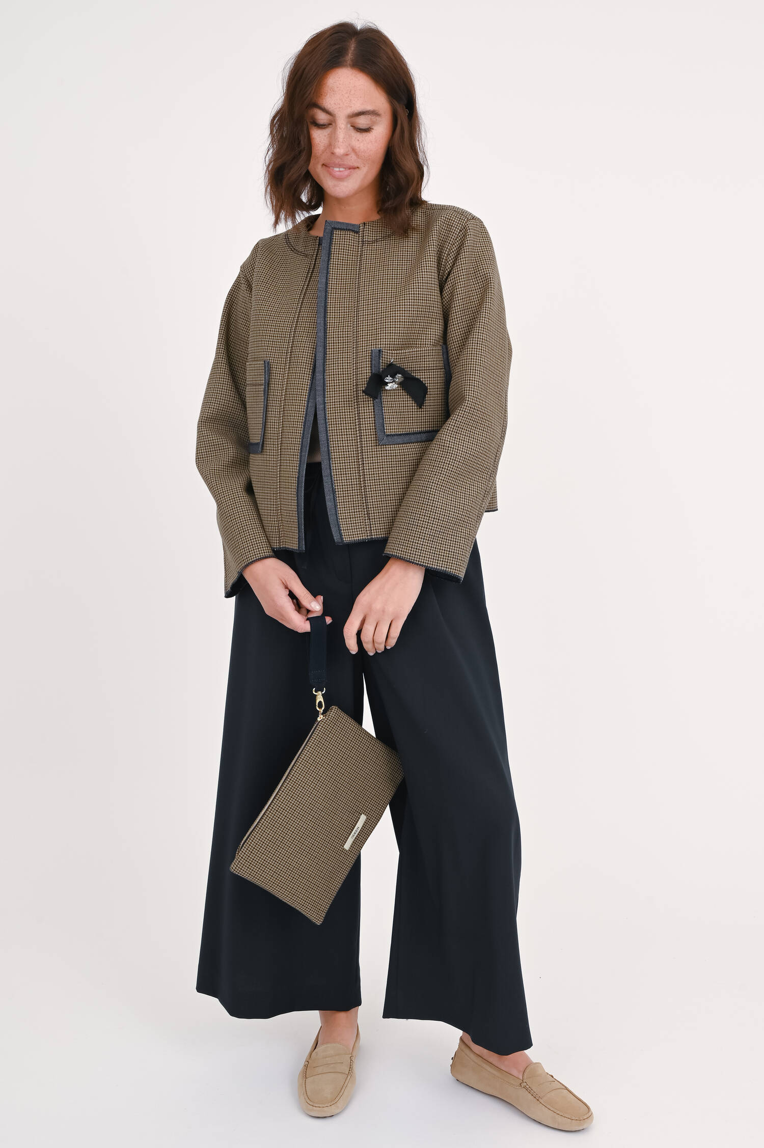 Karierte Clutch mit glitzerndem Pudel in Khaki