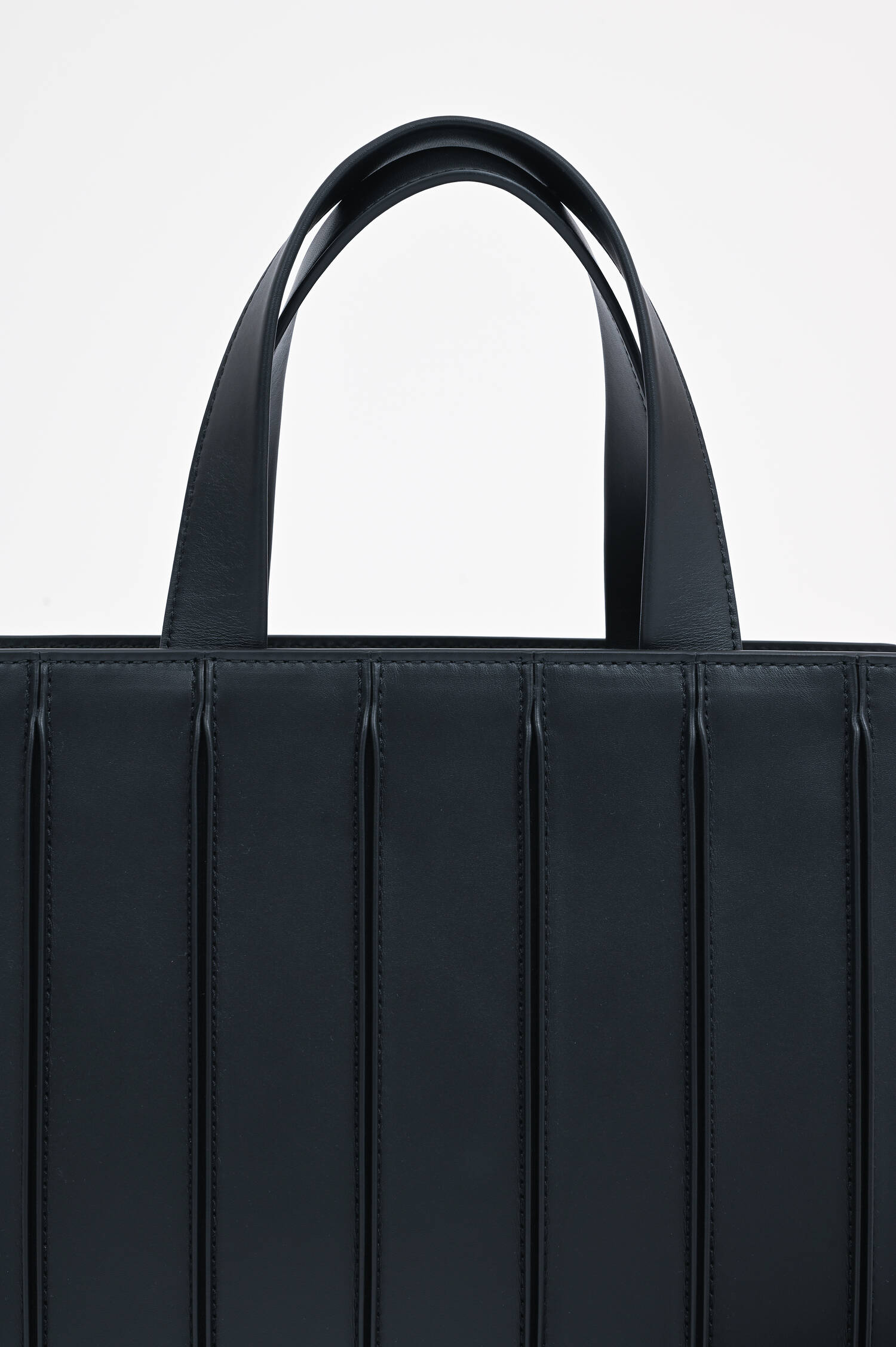 Tasche mit abgesteppten Lederdetails in Schwarz Tasche mit abgesteppten Lederdetails in Schwarz
