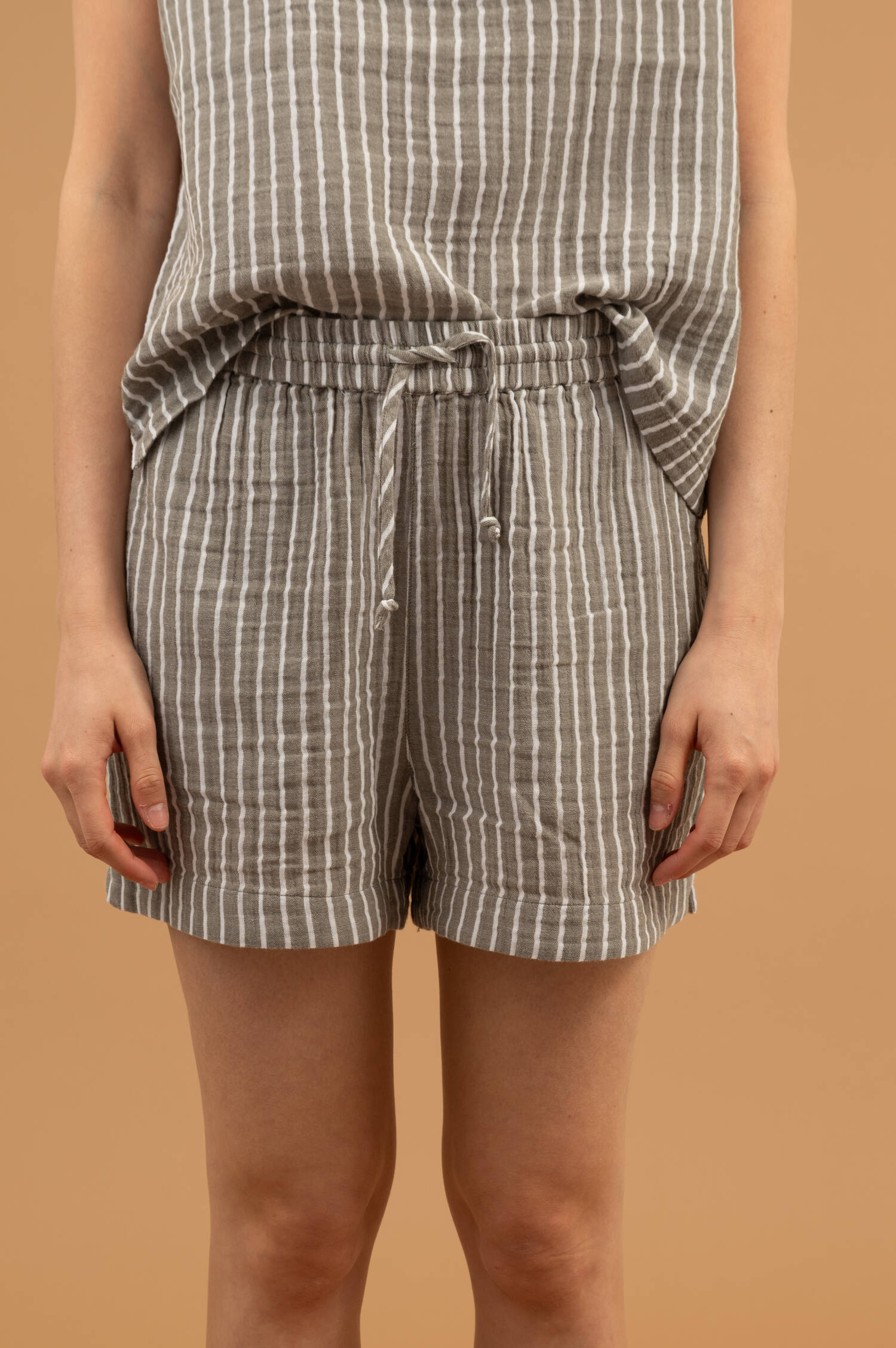 Steifenshorts in Light Olive/Weiß