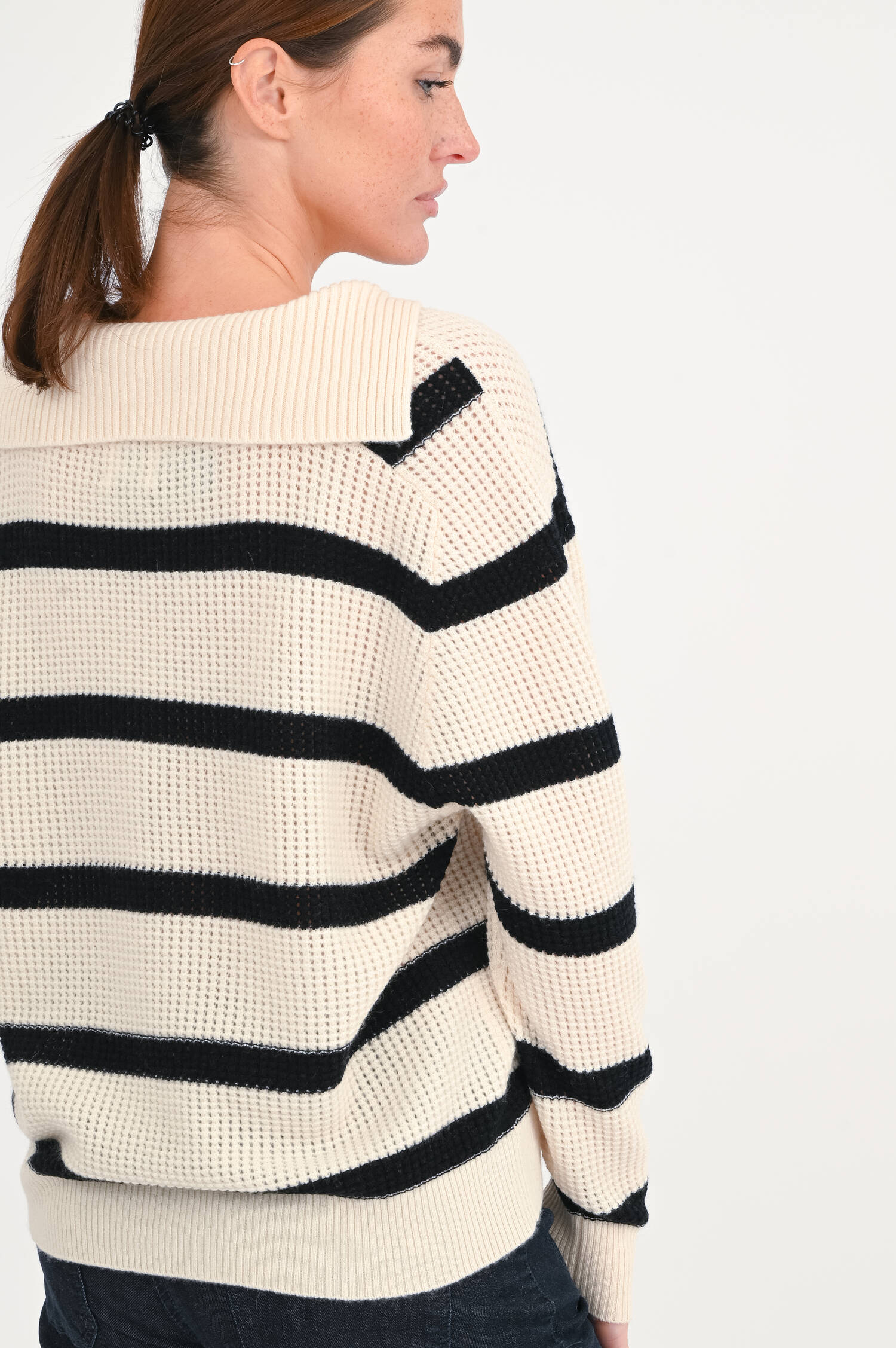 Gestreifter Pullover in Schwarz/Natur