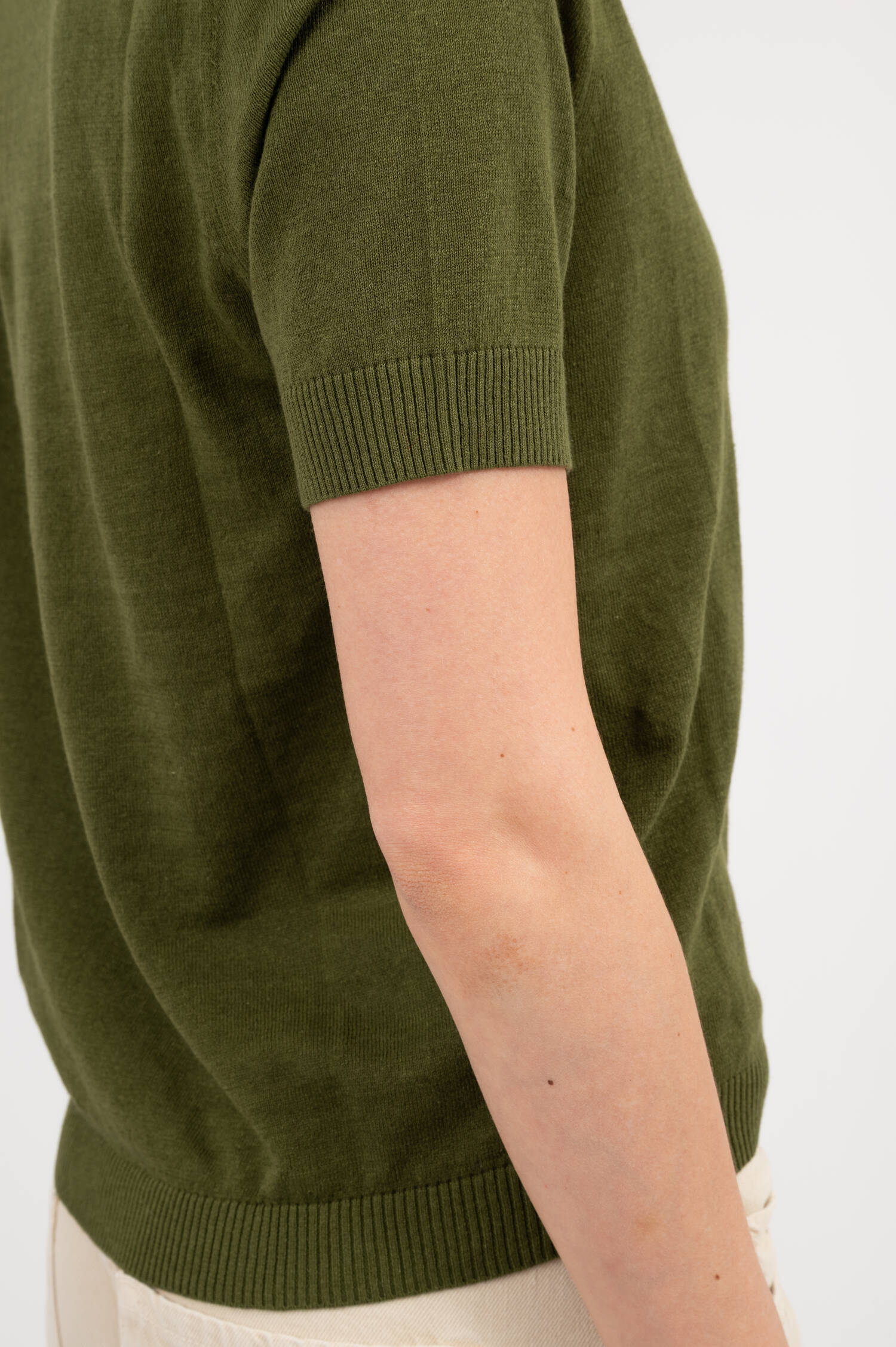 Feinstrick T-Shirt aus Leinenmix in Huntergrün