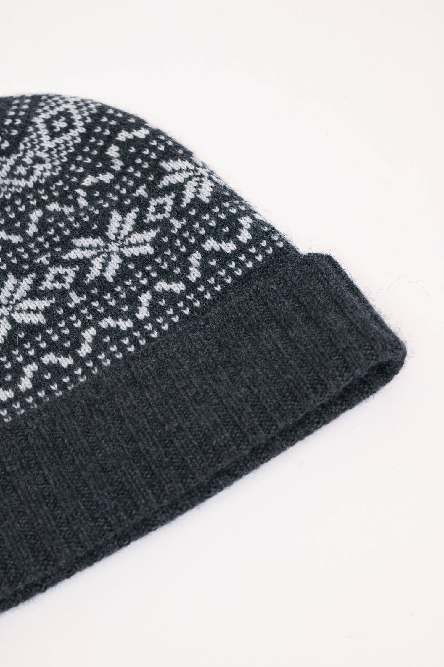 Cashmere Mütze mit Muster in Grau/Weiß Cashmere Mütze mit Muster in Grau/Weiß
