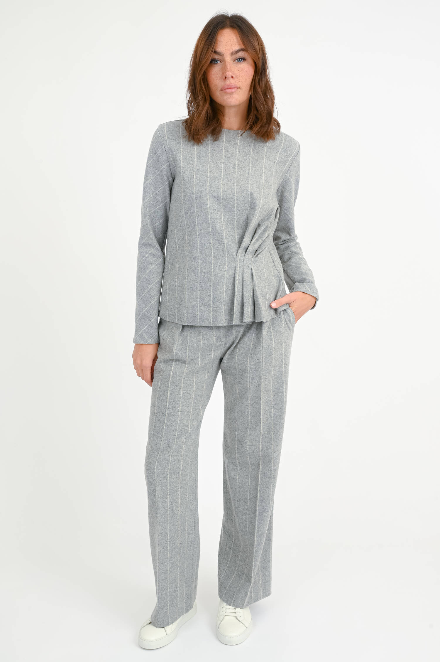 Hose mit Nadelstreifen in Grau/Creme