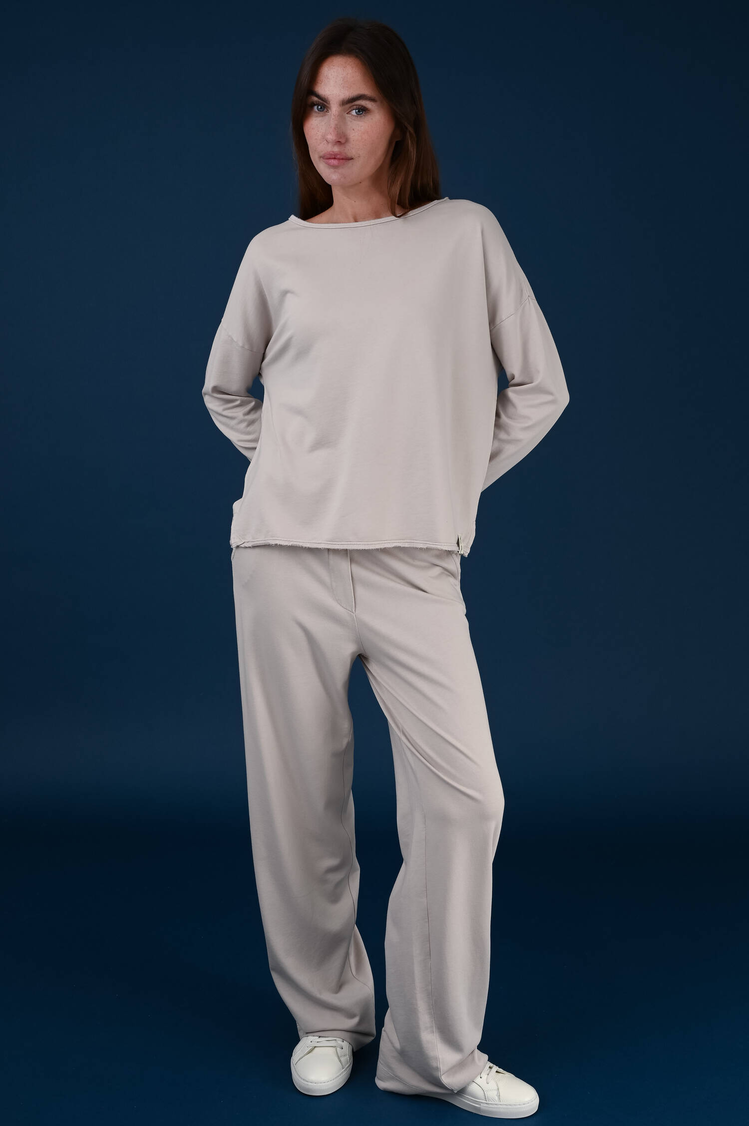 Sweater mit U-Boot Ausschnitt in Taupe