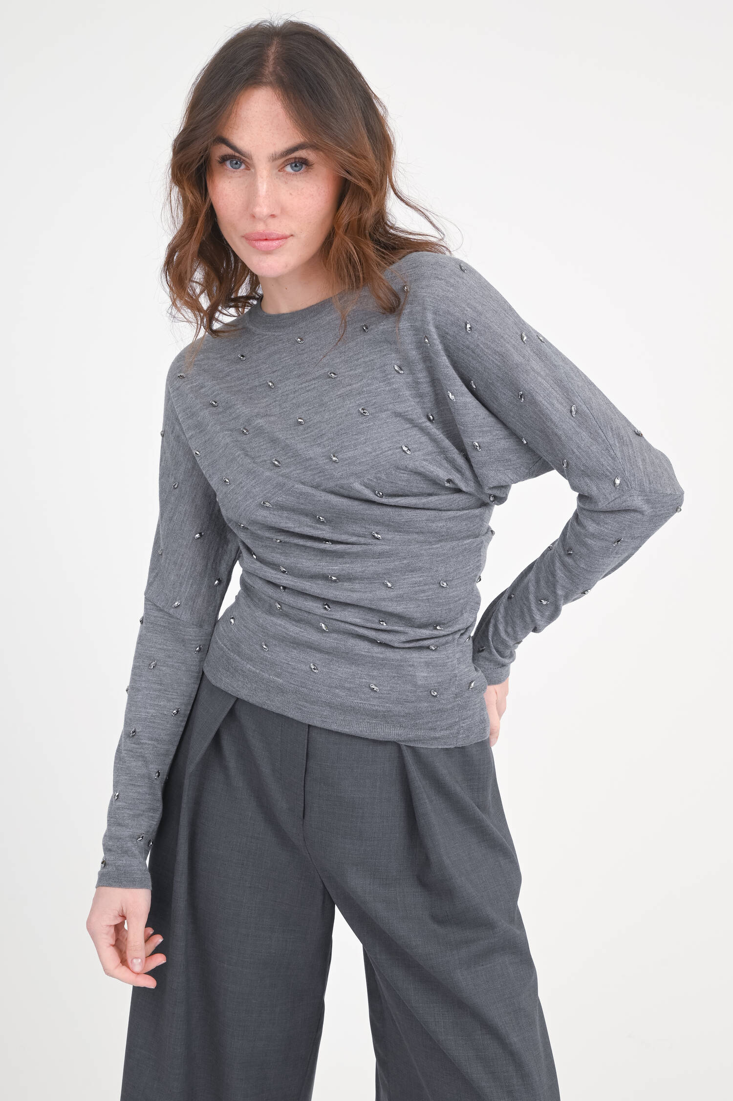 Strickshirt mit Raffungen und Steinchen in Grau