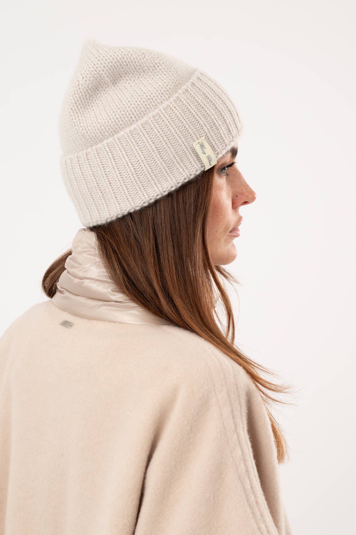 Cashmere-Glattstrick-Beanie in Greige Cashmere-Glattstrick-Beanie in Greige