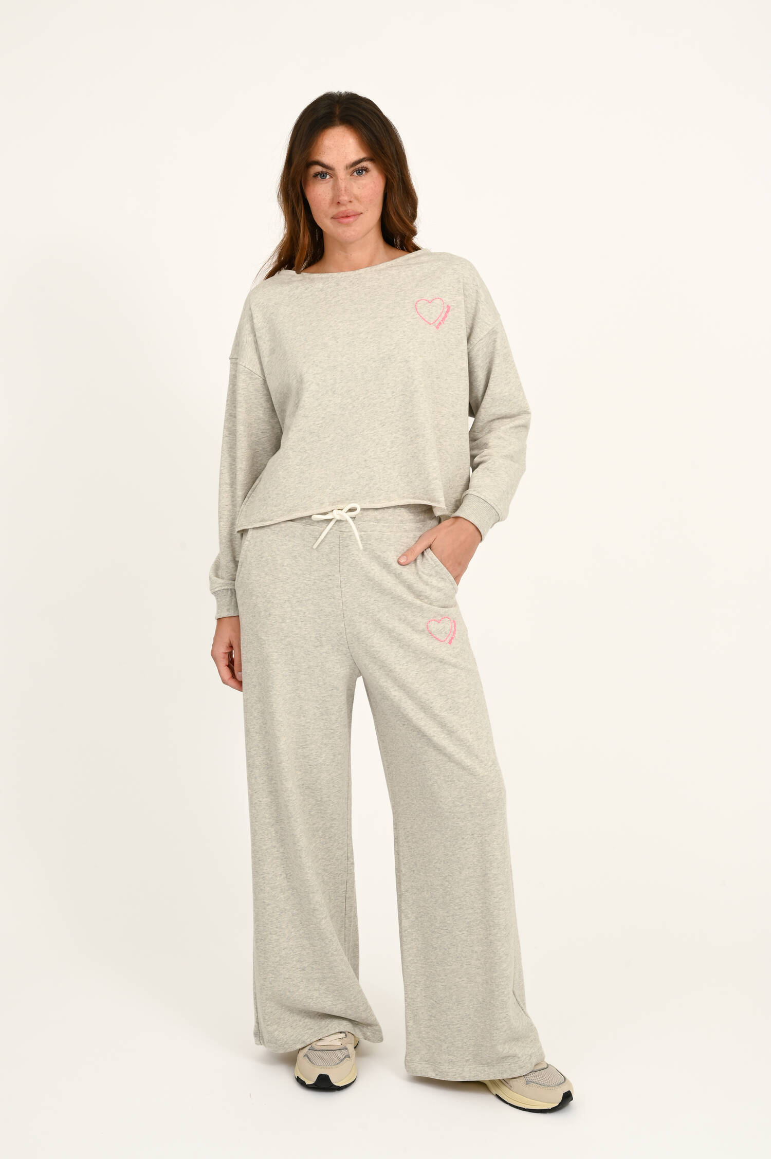 Sweater mit Herz-Stickerei in Grau meliert