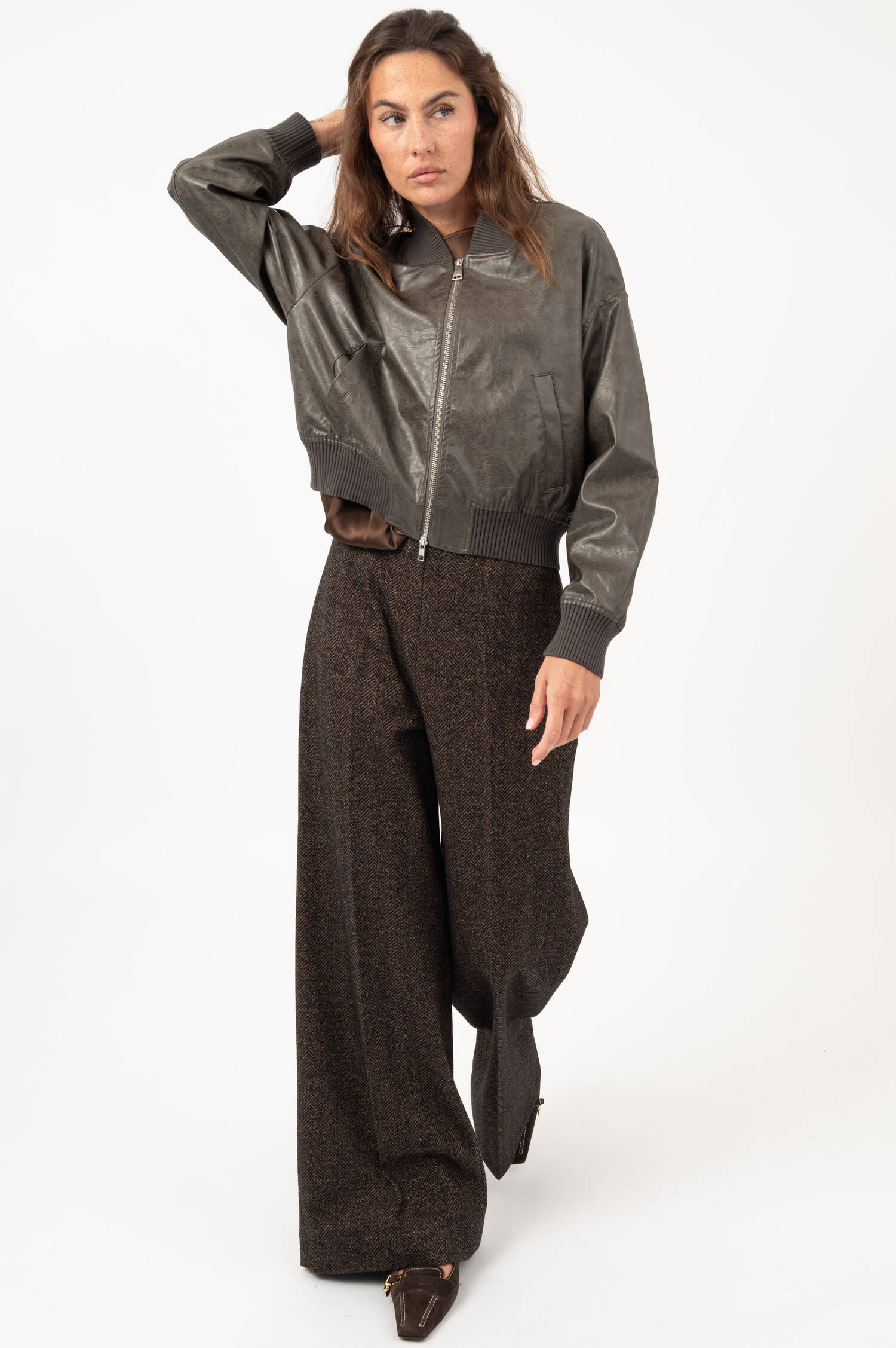 Vegane-Leder-Bomberjacke in Oliv Vegane-Leder-Bomberjacke in Oliv