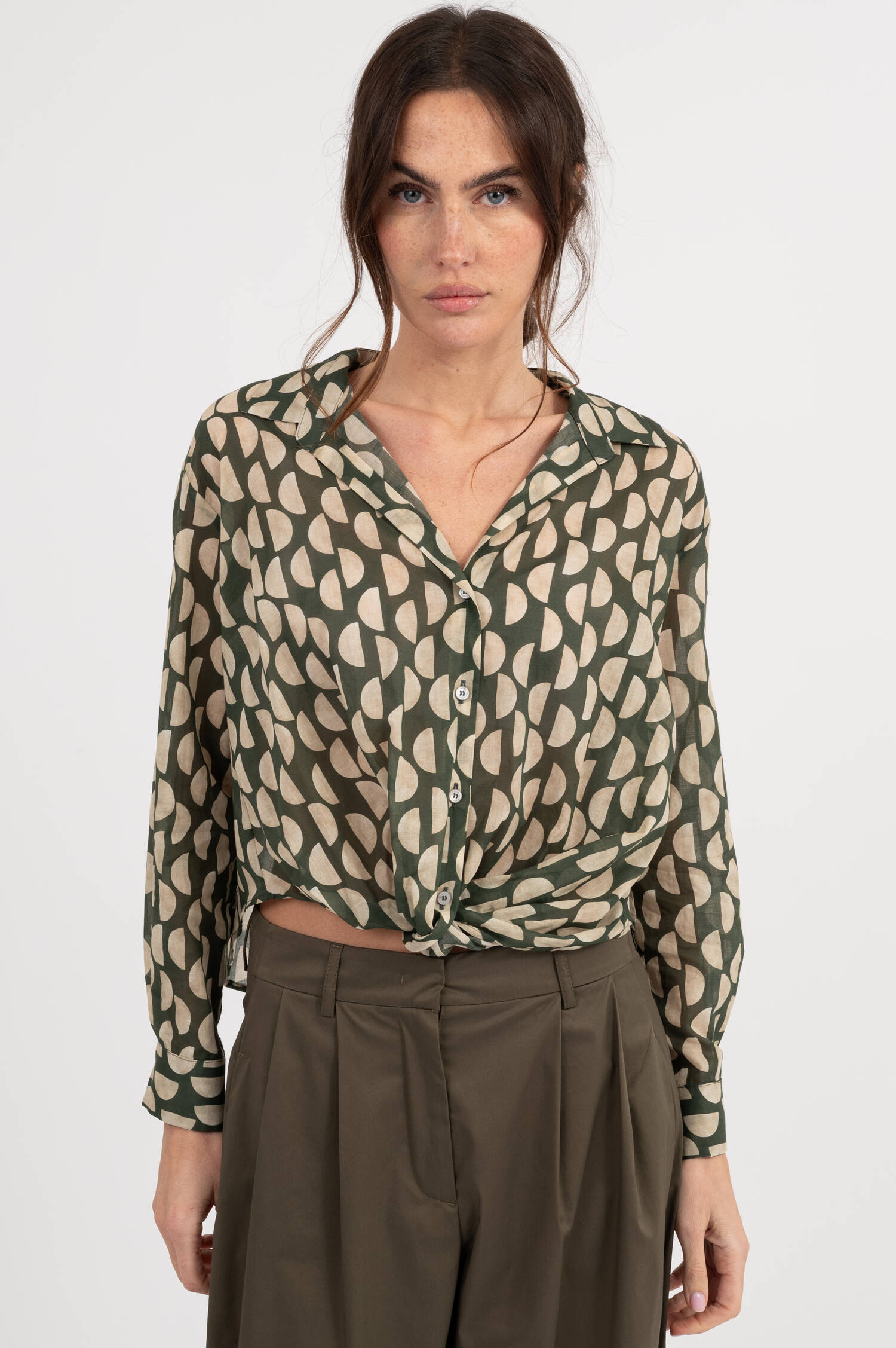 Bluse mit Allover Print in Oliv/Beige