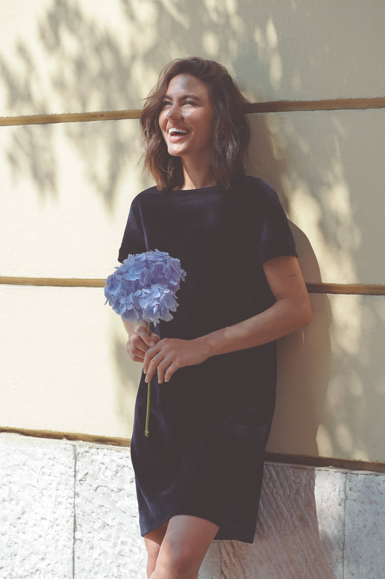 Kurzärmeliges Samtkleid in Midnight