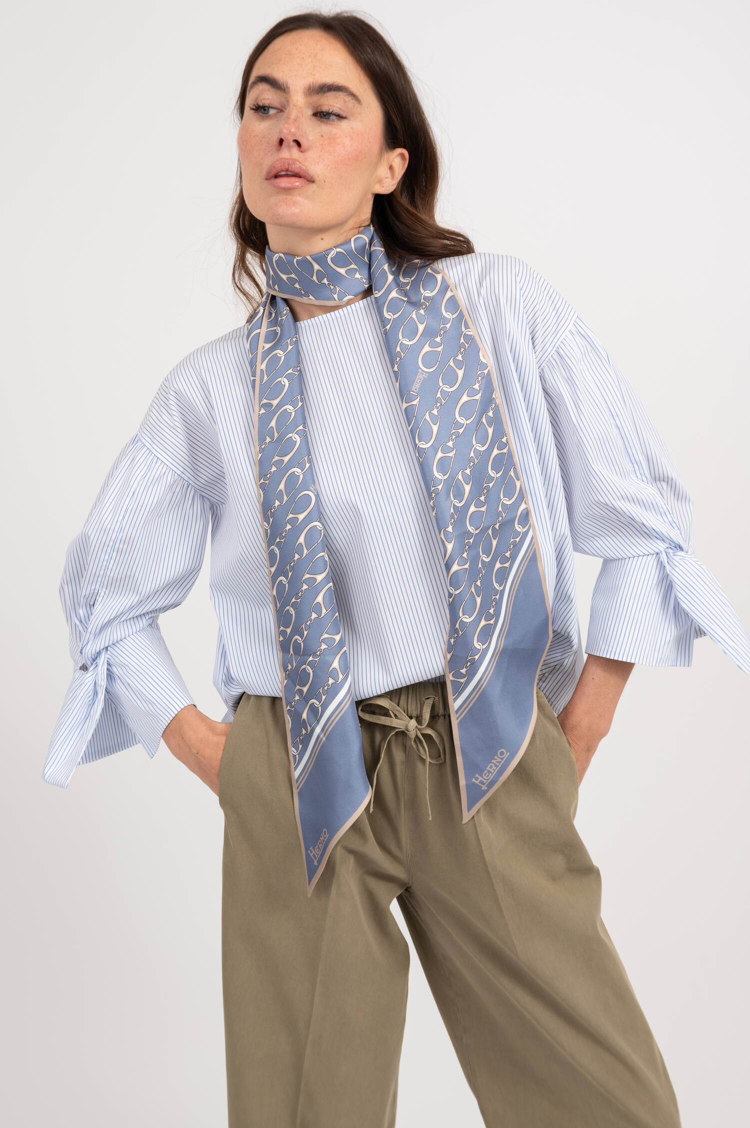 Schmales Seidentuch mit Print in Blau