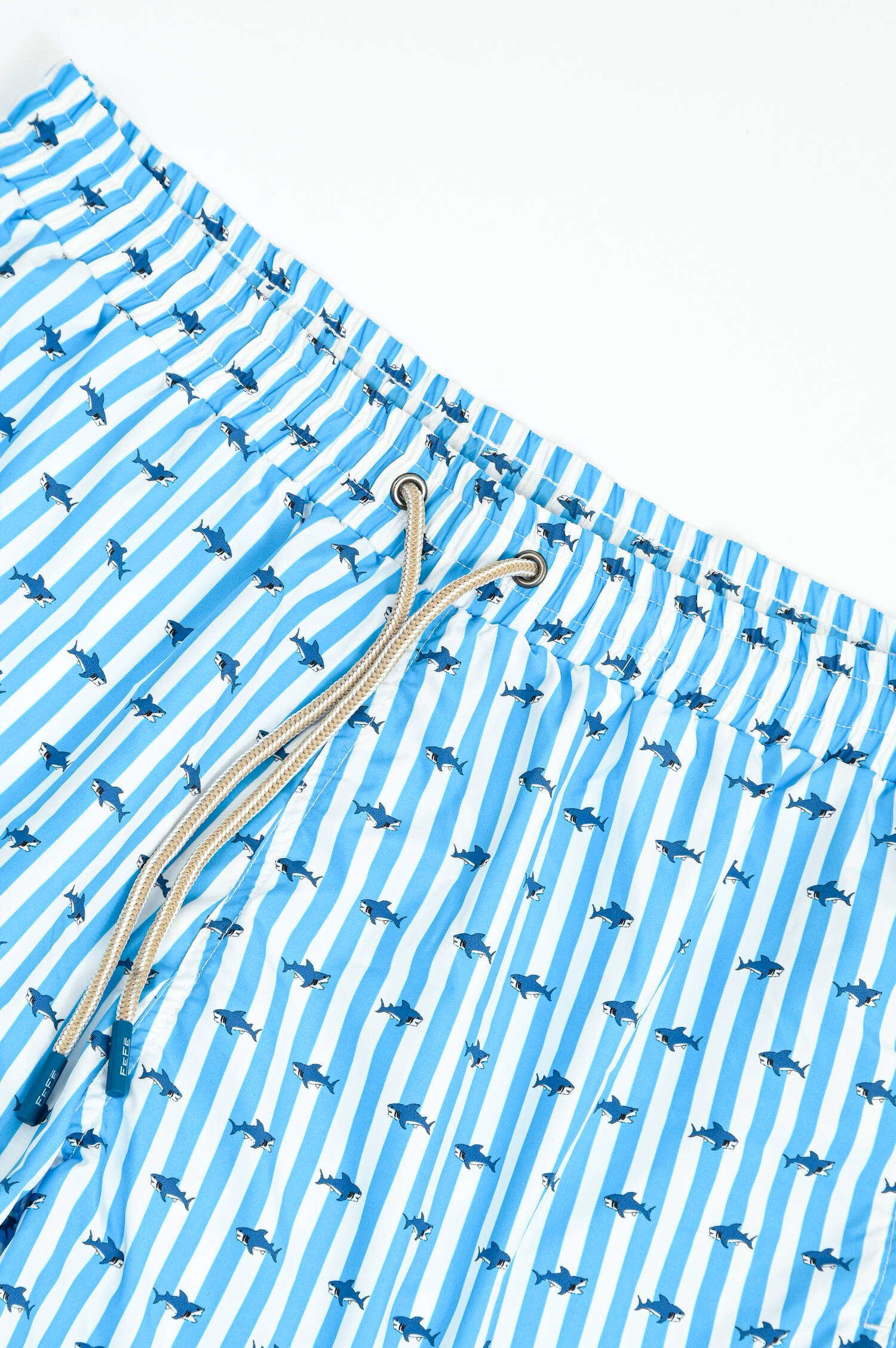 Gestreifte Badehose mit Hai-Print in Blau/Weiß