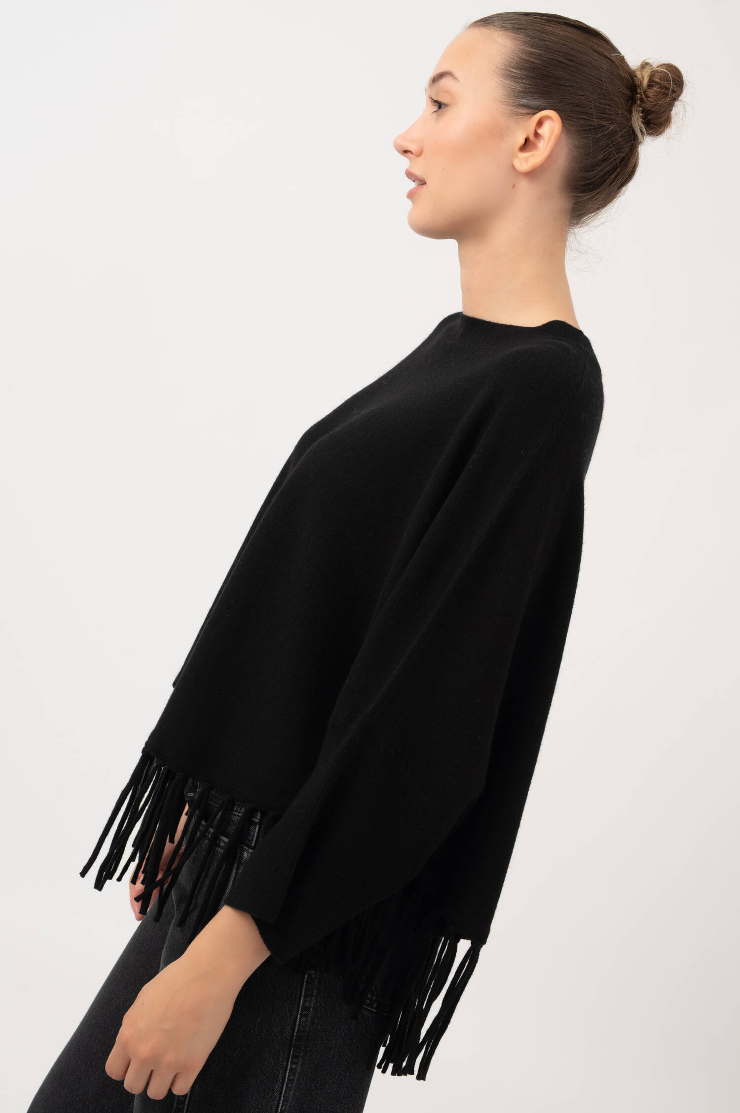 Feinstrick Poncho mit Fransen in Schwarz Feinstrick Poncho mit Fransen in Schwarz