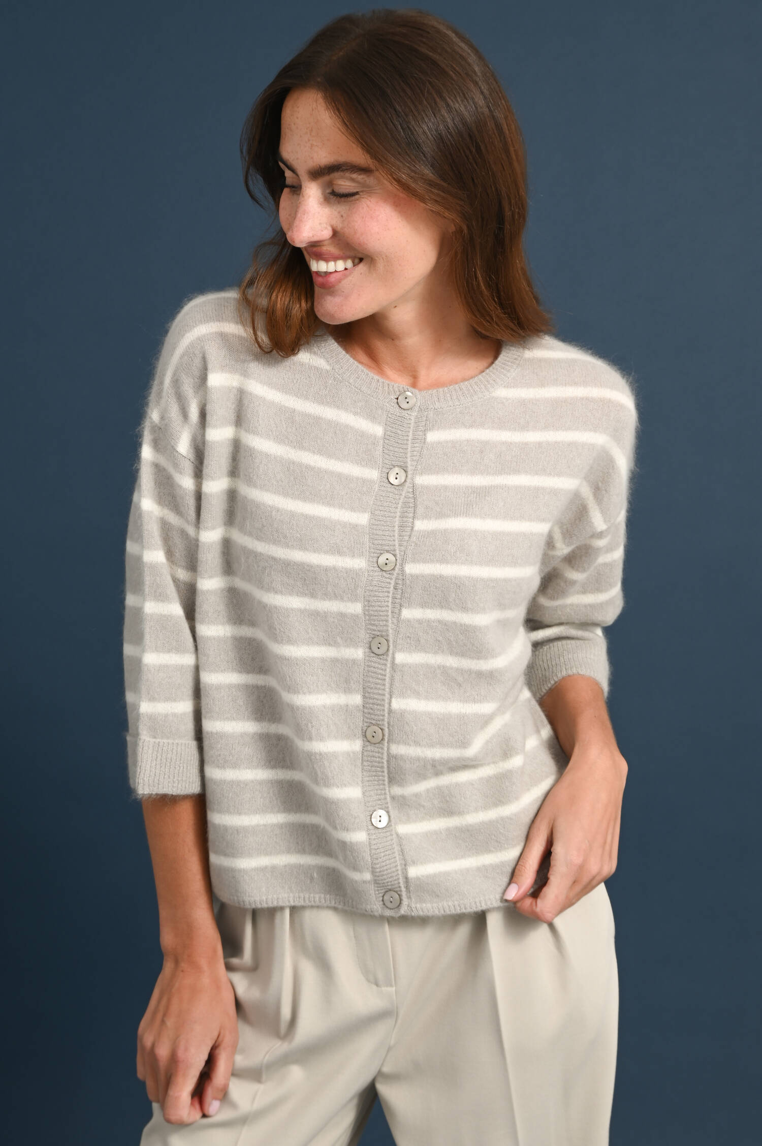 Gestreifte Cashmere Strickweste in Grau Gestreifte Cashmere Strickweste in Grau