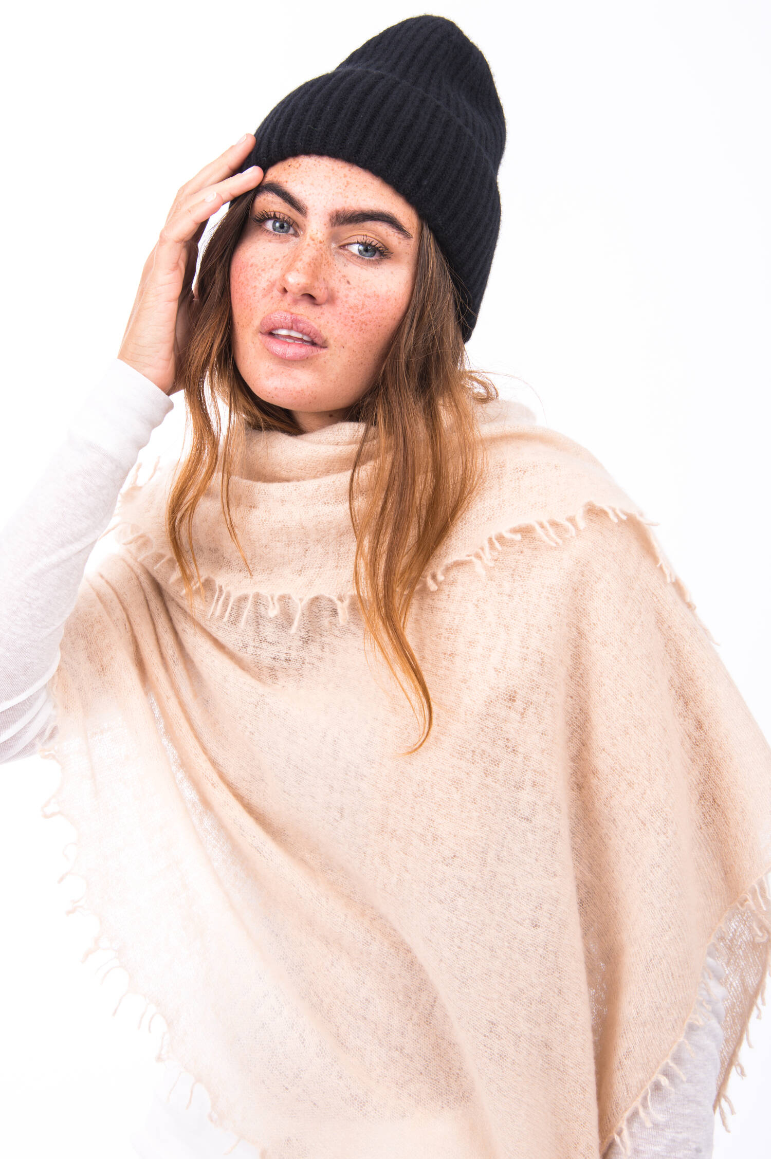 Maxi-Mütze aus Cariaggi Cashmere in Schwarz Maxi-Mütze aus Cariaggi Cashmere in Schwarz