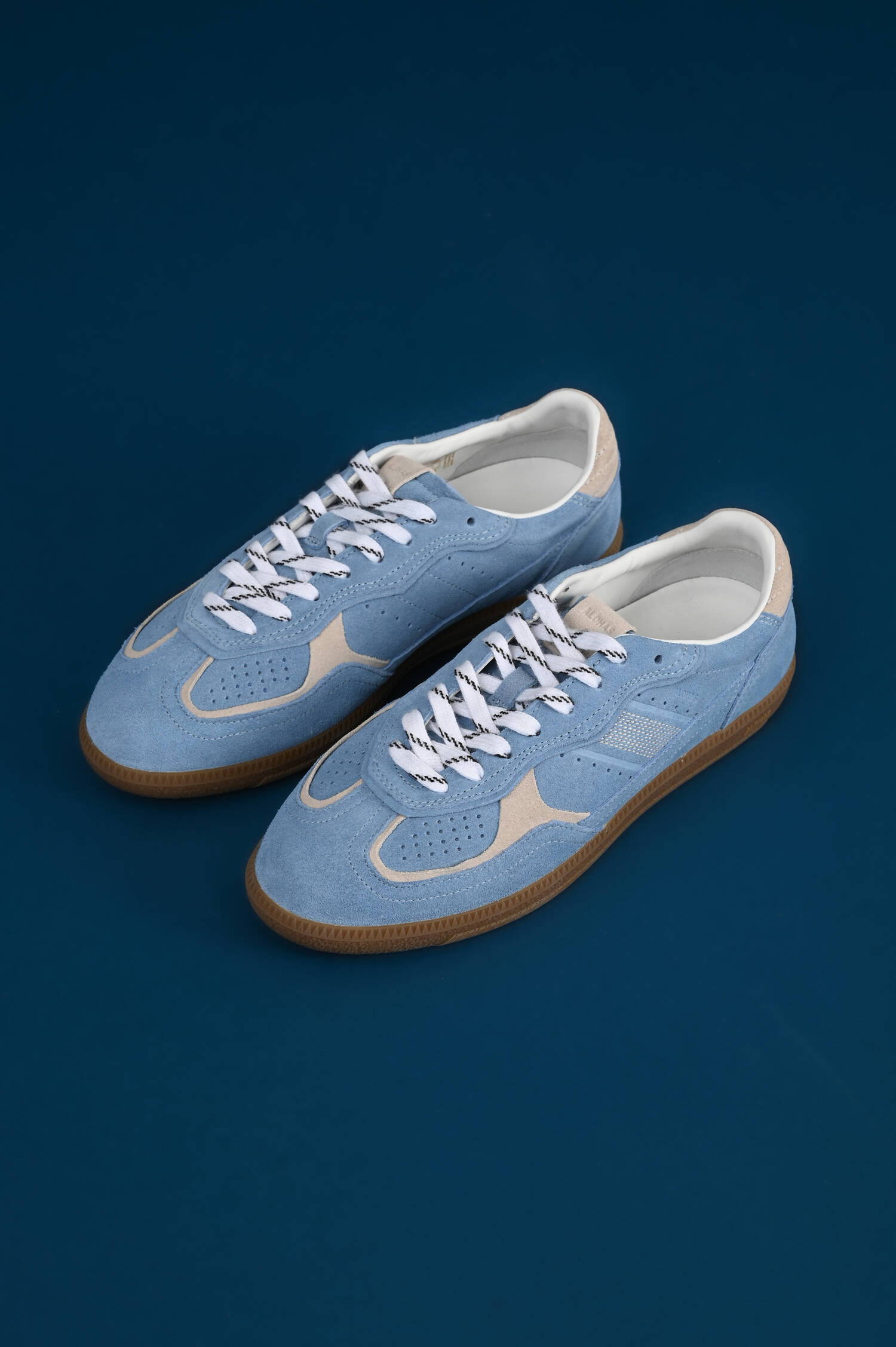 Sneaker aus Veloursleder in Hell Blau Sneaker aus Veloursleder in Hell Blau