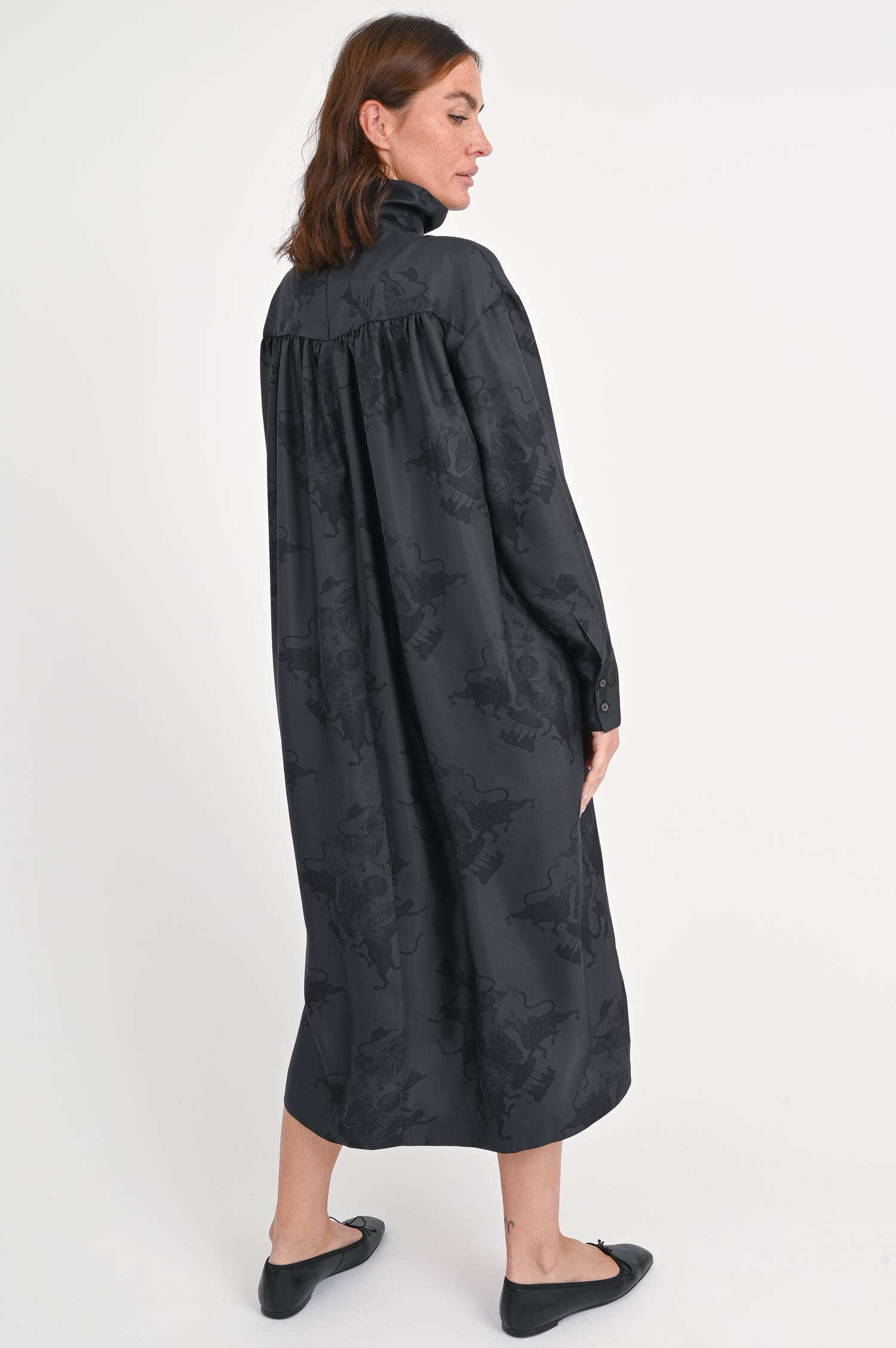 Seidenkleid mit dezentem Muster in Schwarz