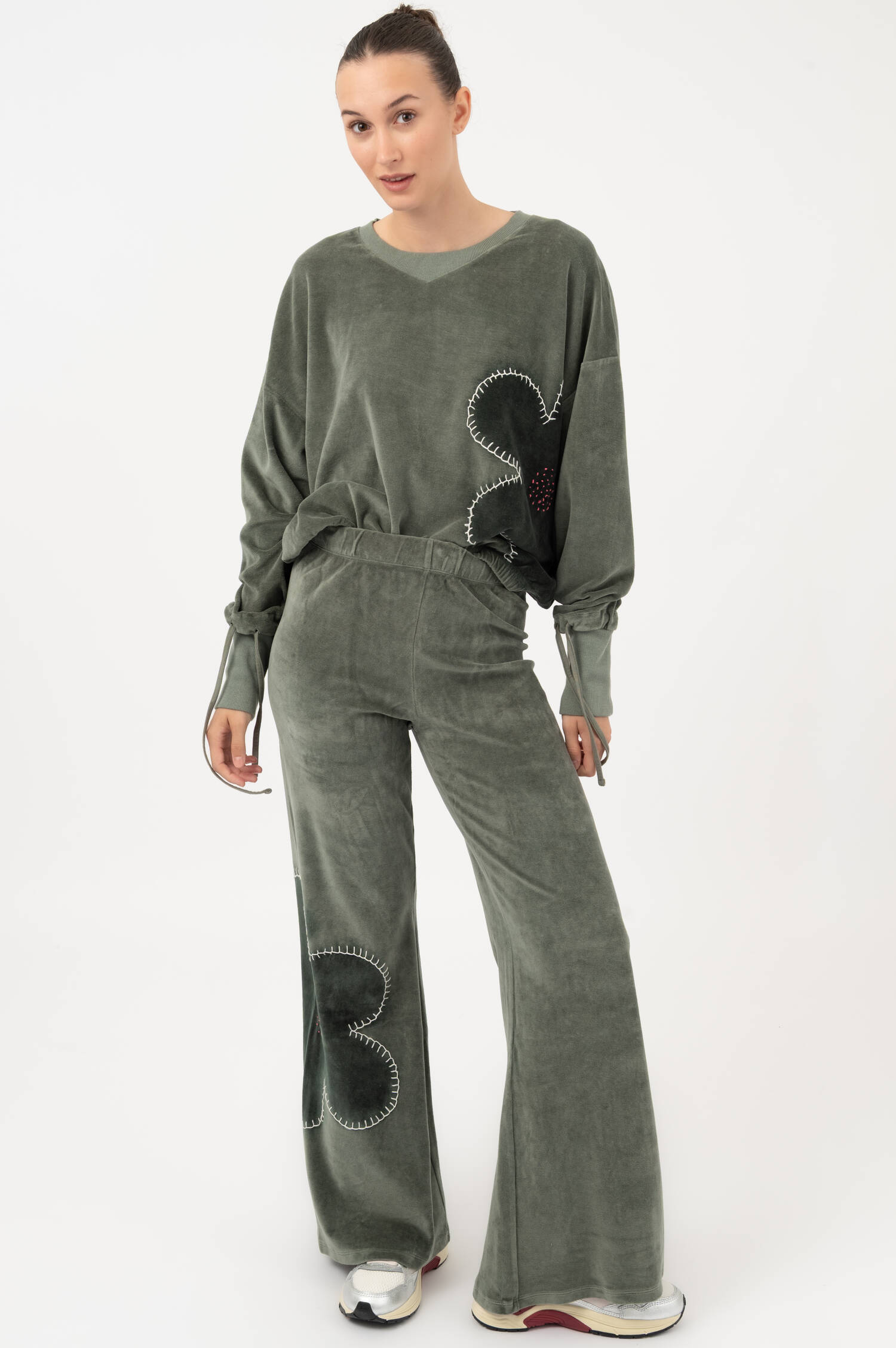 Velvet Sweatpants BAJNA in Oliv