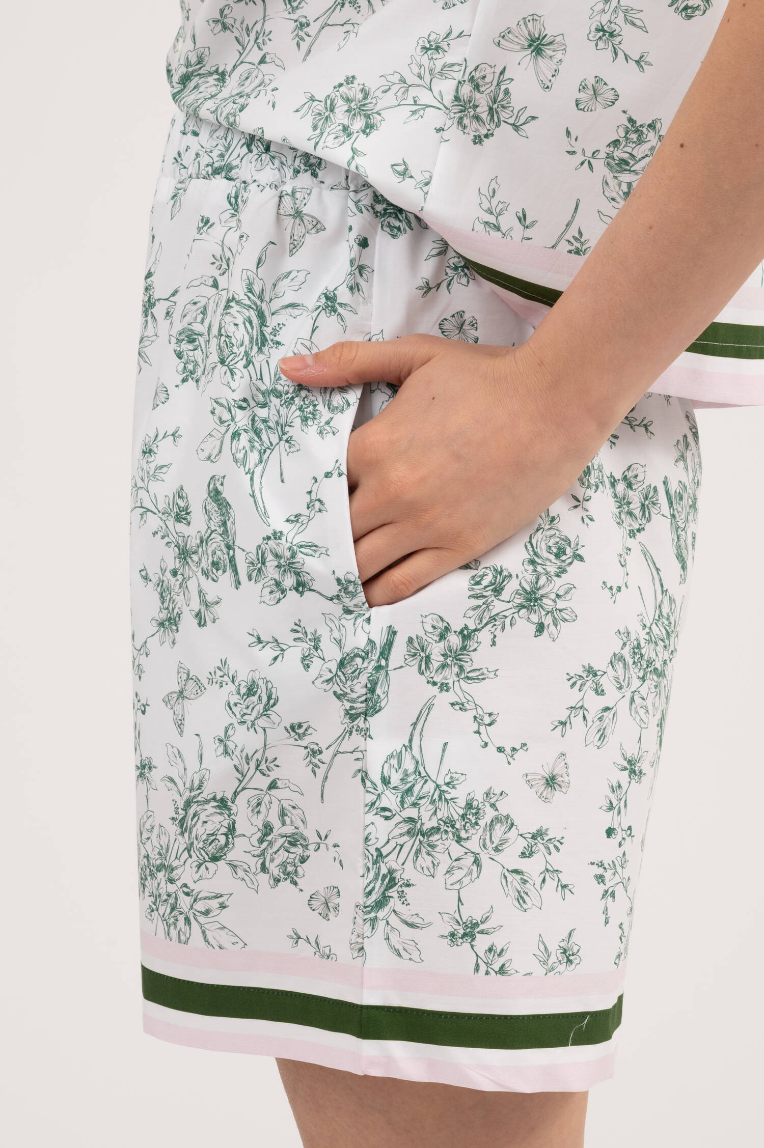 Bermudashort mit Allover Blumen-Print in Weiß/Grün