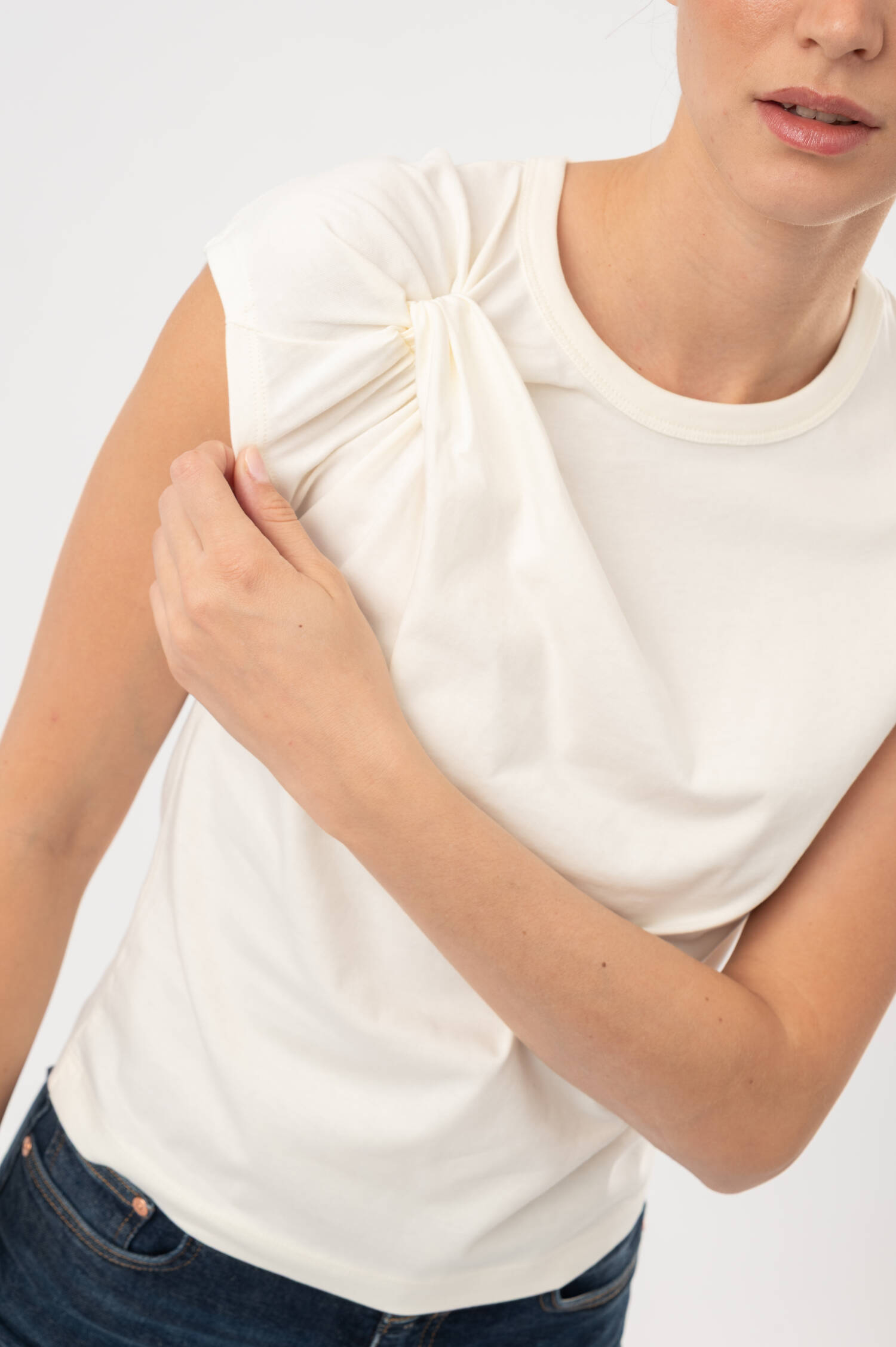 T-Shirt mit Knoten-Verzierung in Beige T-Shirt mit Knoten-Verzierung in Beige