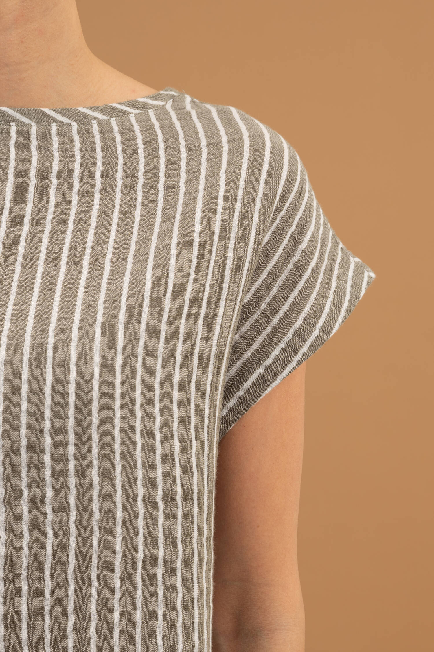 Boxy Musselin-Shirt in Light Olive/Weiß