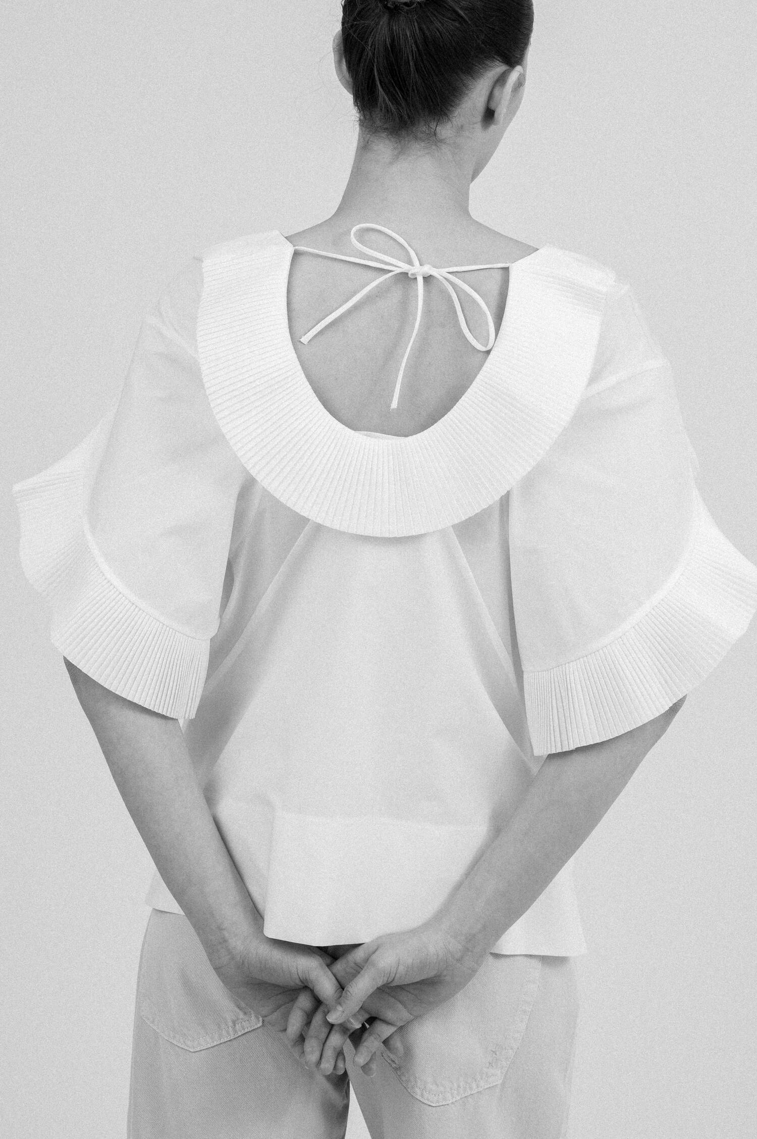 Bluse mit Plissee-Volantbesatz in Weiß