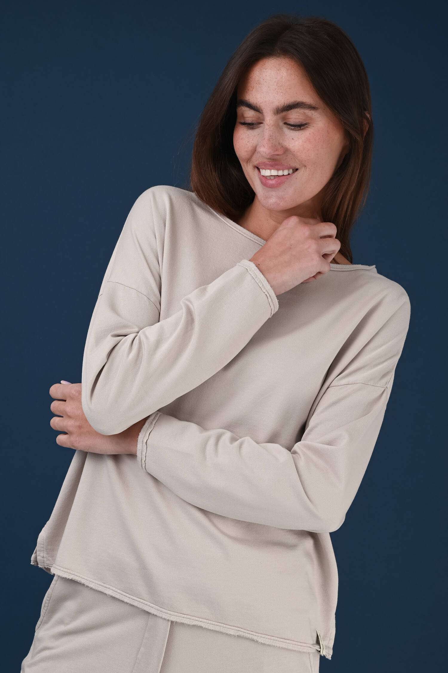 Sweater mit U-Boot Ausschnitt in Taupe