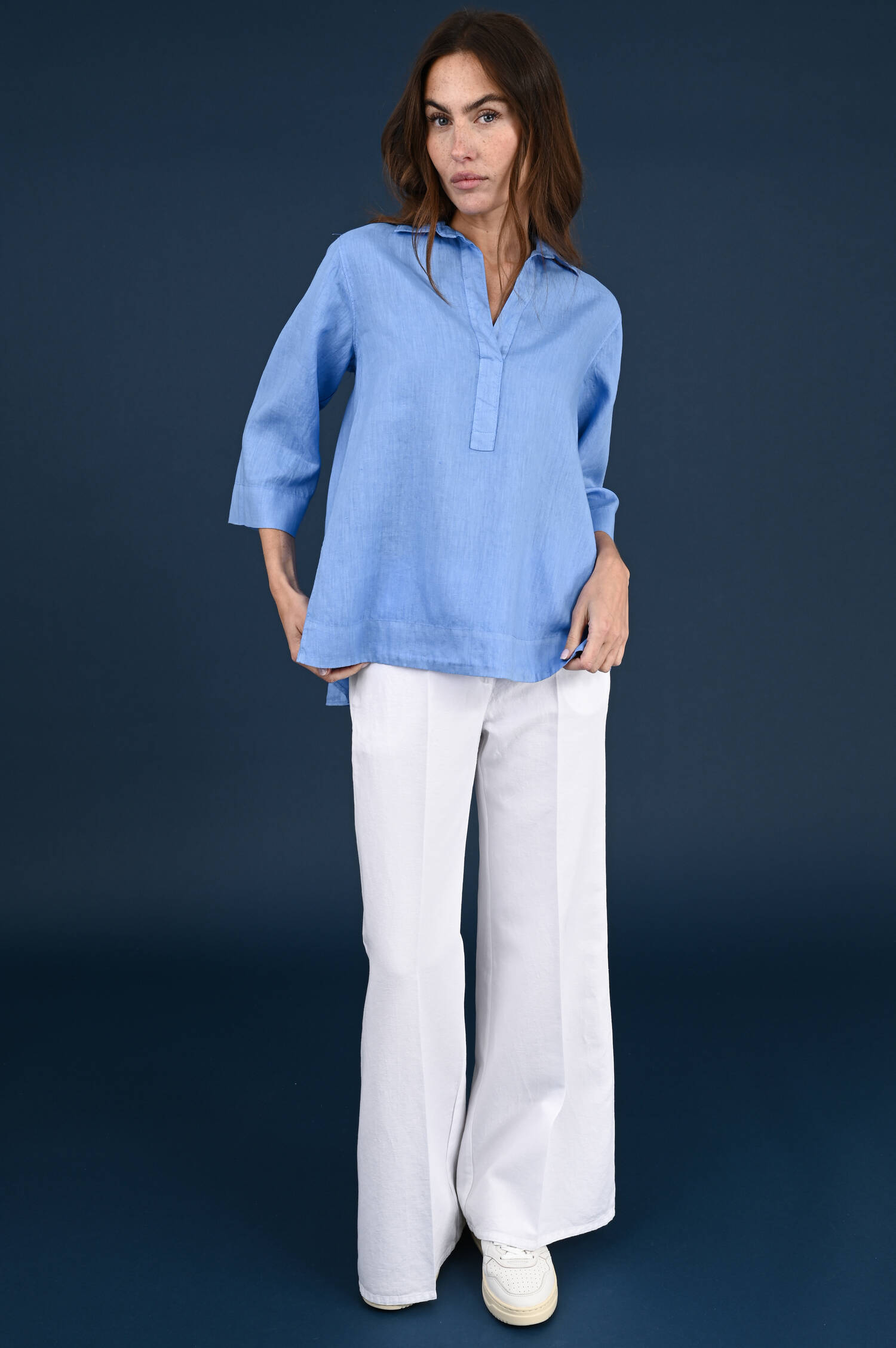 Leinenbluse mit V-Neck in Cornflower Blue