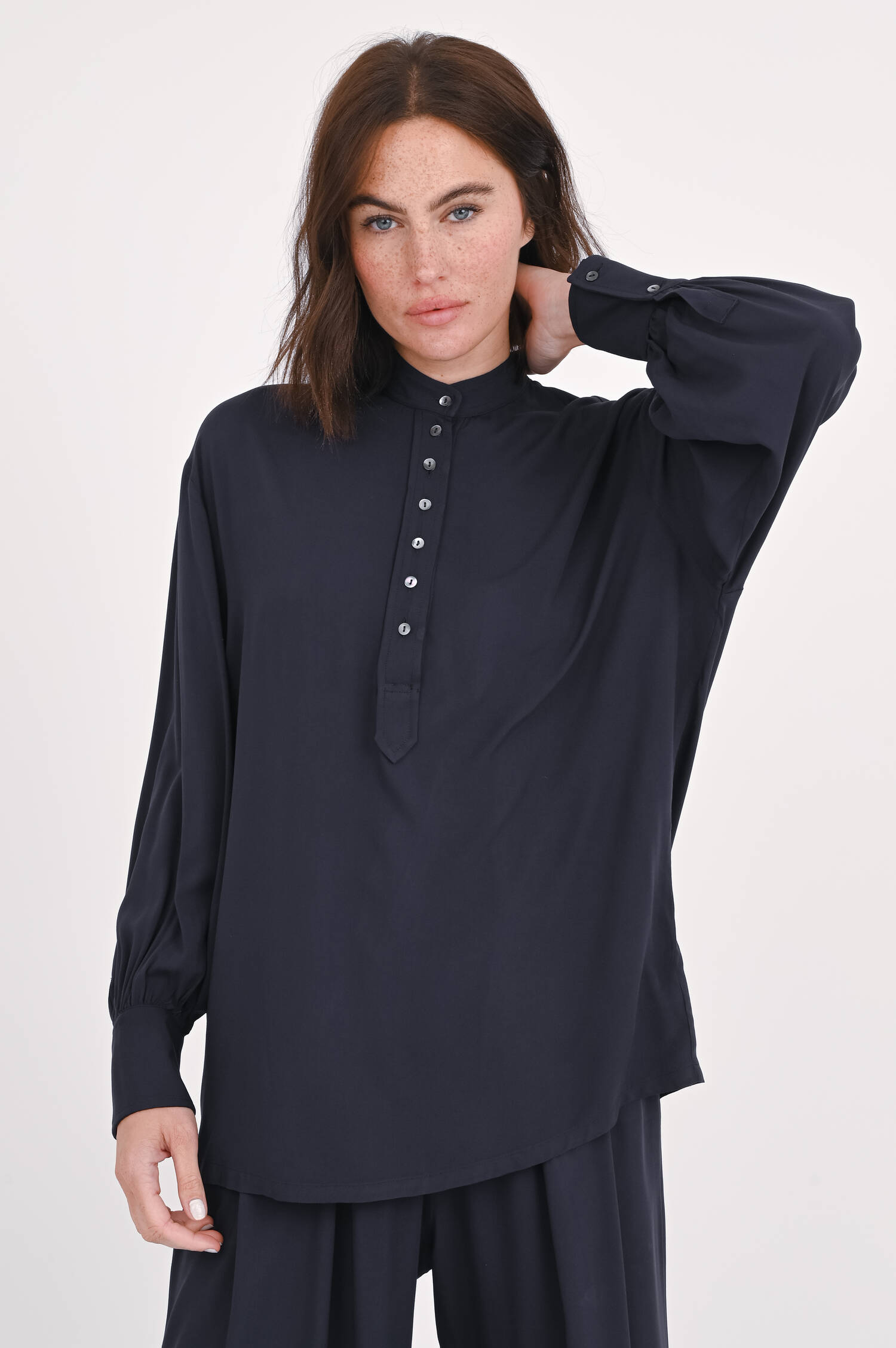 Fließende Bluse mit Stehkragen in Navy