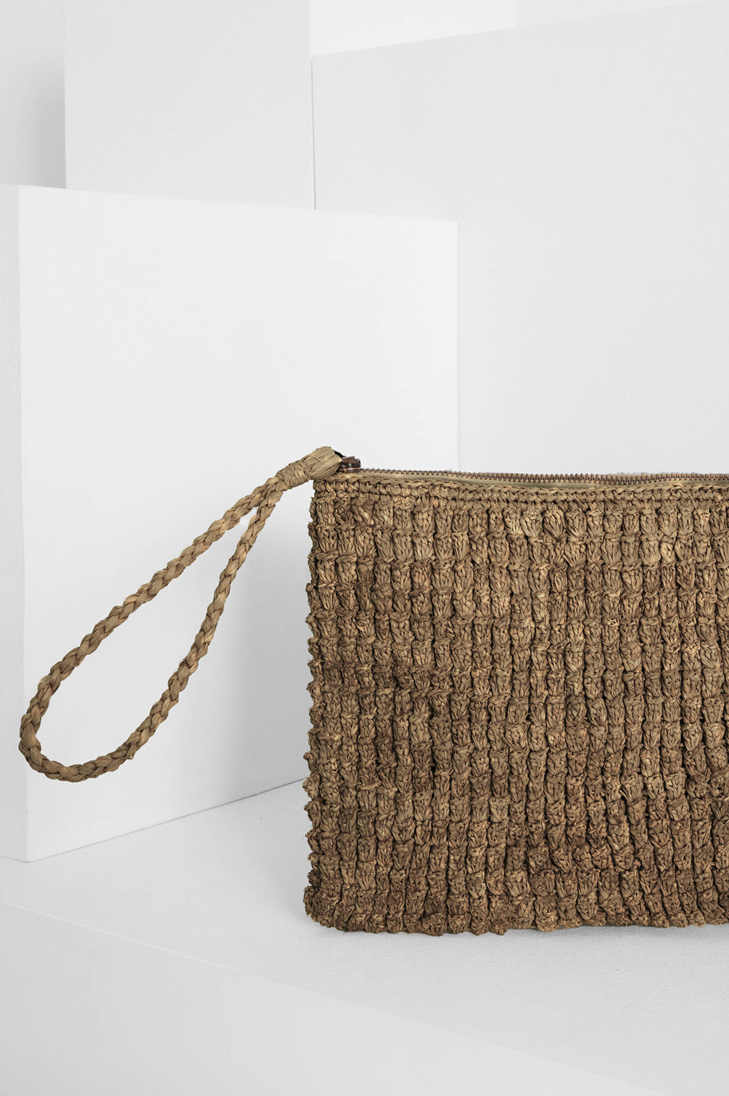 Geflochtene Clutch CLUB in Walnuss