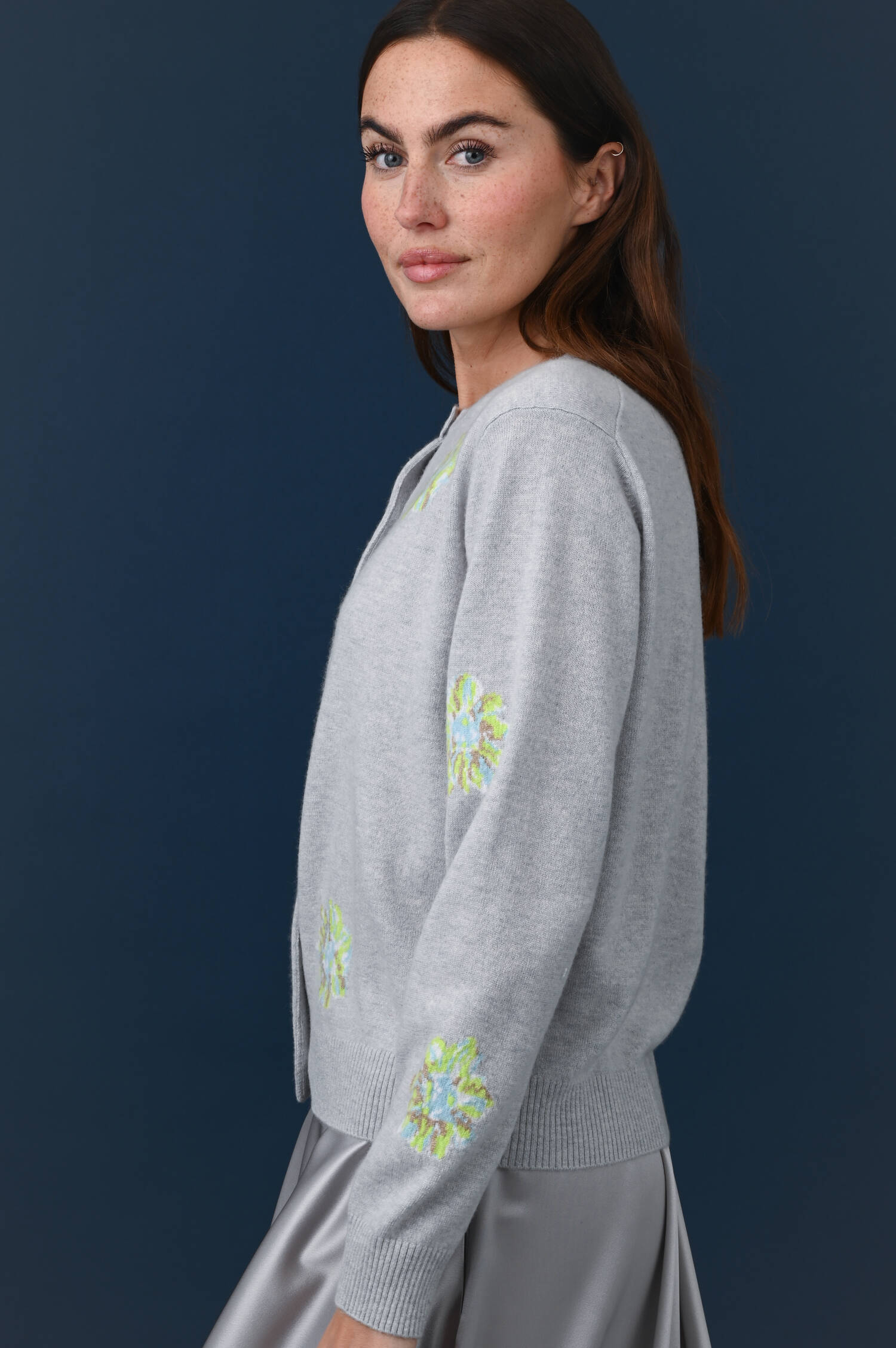 Strickweste mit Blumenmotiv in Grau