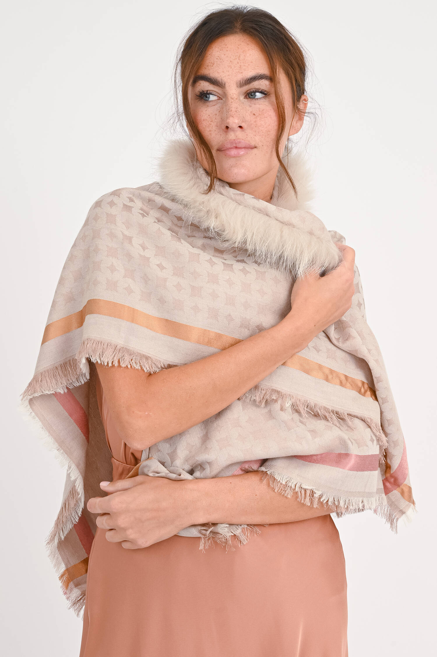 Gemustertes Tuch mit Pelz in Powder