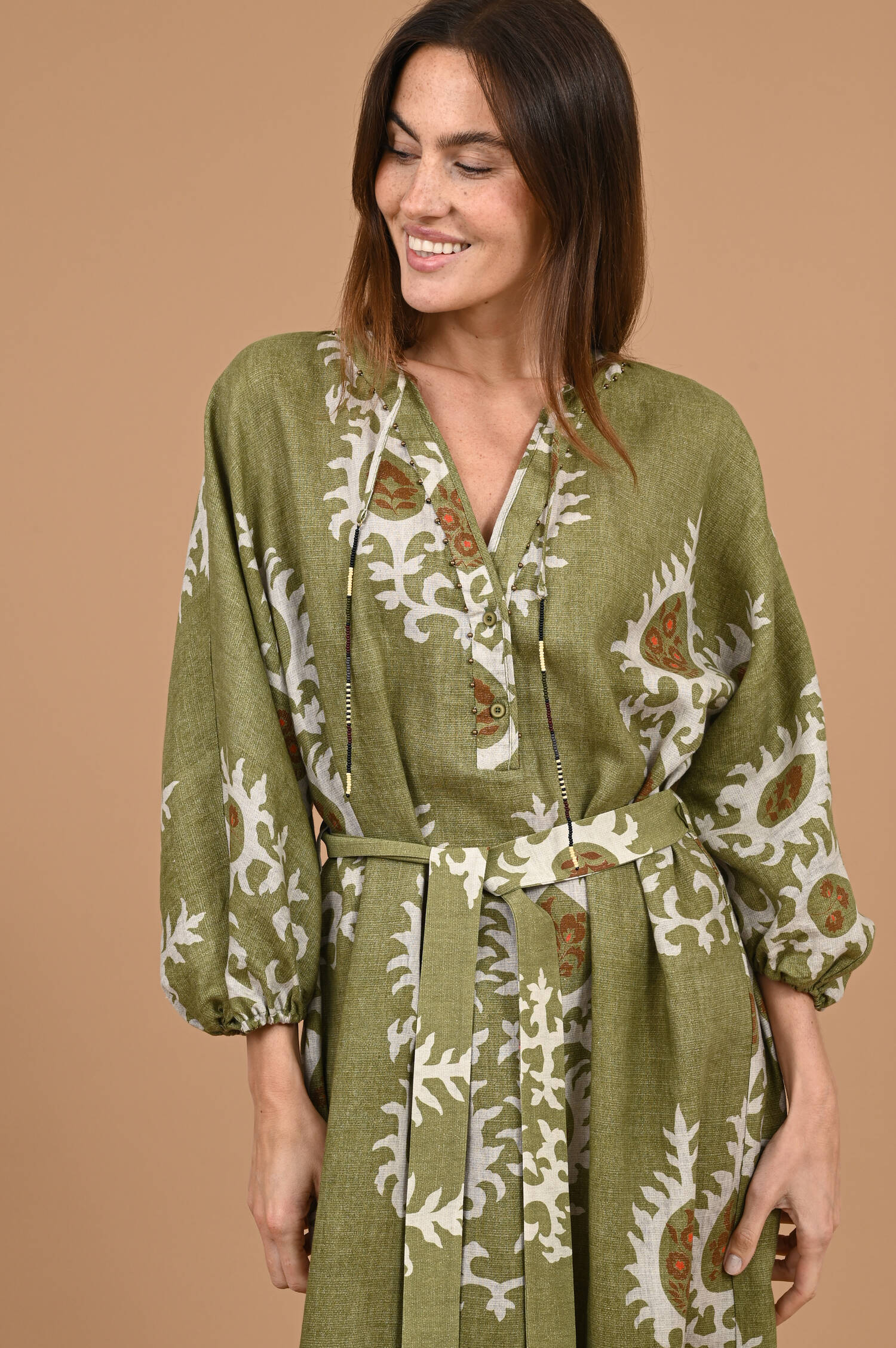 Leinenkleid mit Perlendekoration in Oliv gemustert