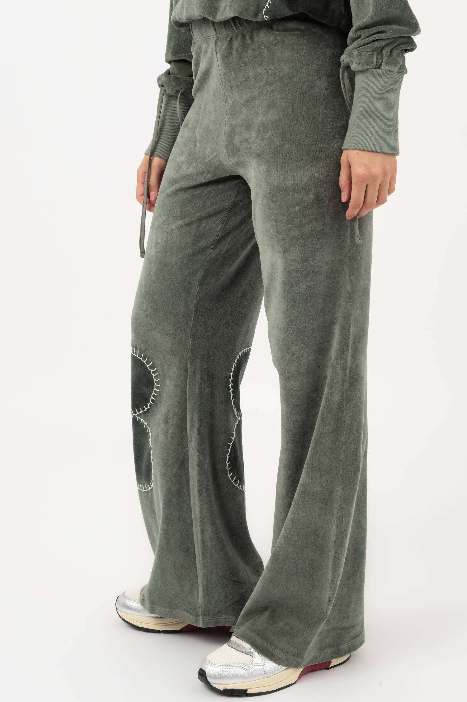 Velvet Sweatpants BAJNA in Oliv