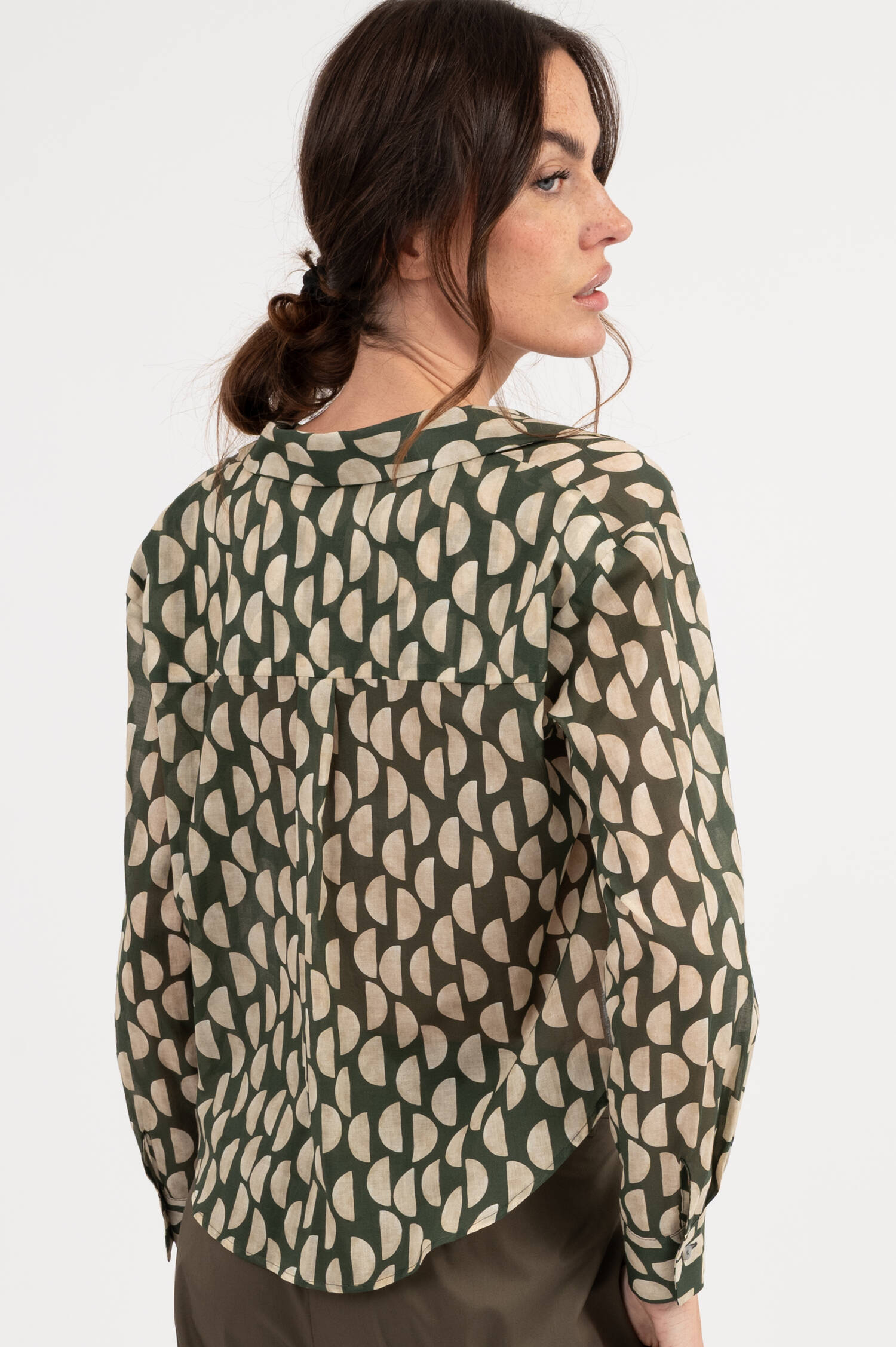 Bluse mit Allover Print in Oliv/Beige