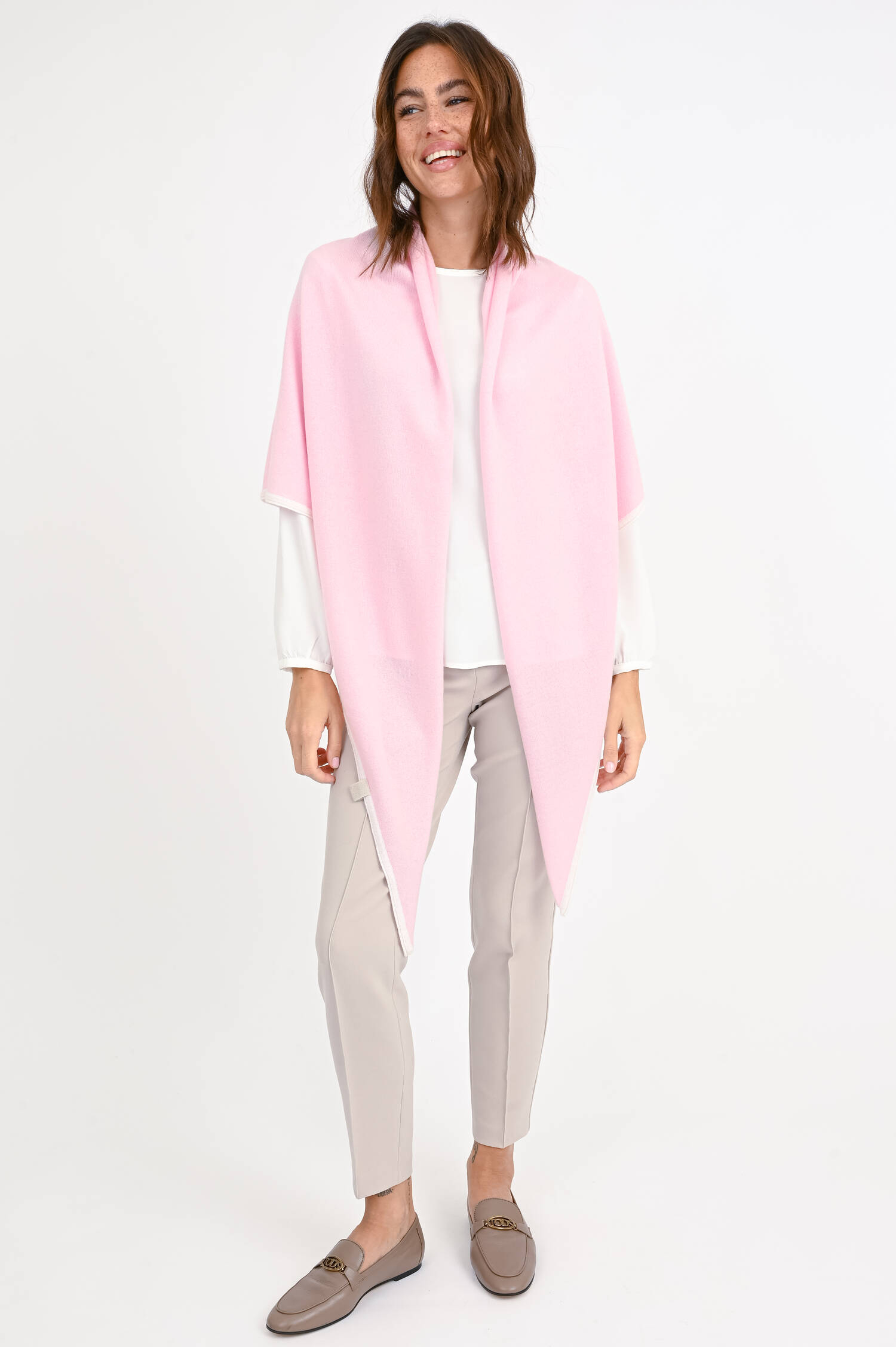 Poncho mit Kontrastfarbe in Rosa