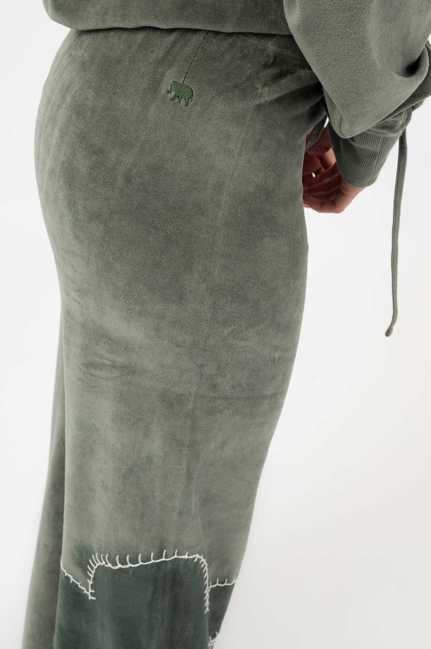 Velvet Sweatpants BAJNA in Oliv Velvet Sweatpants BAJNA in Oliv