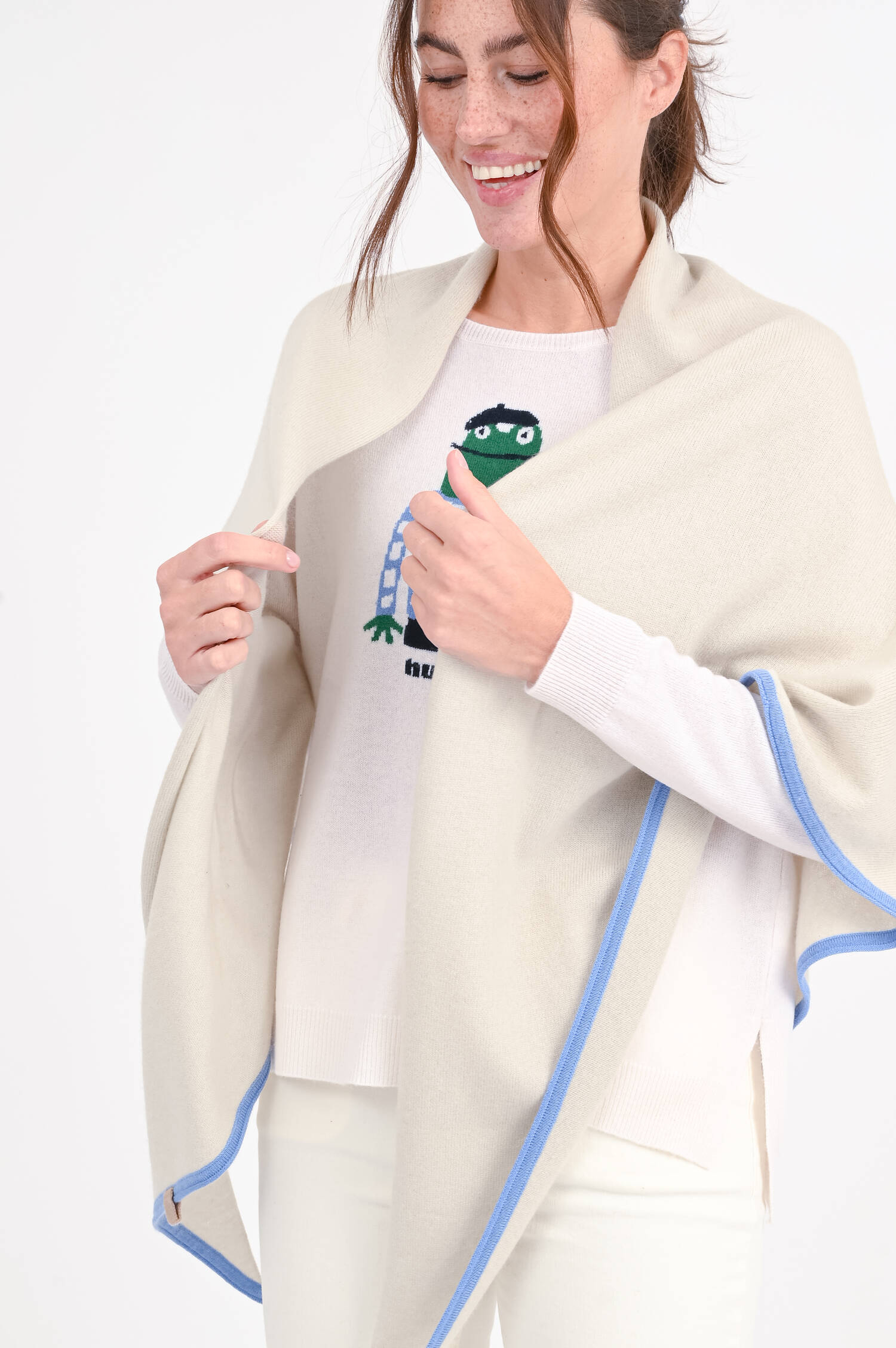 Poncho mit Kontrastfarbe in Marzipan/Blau