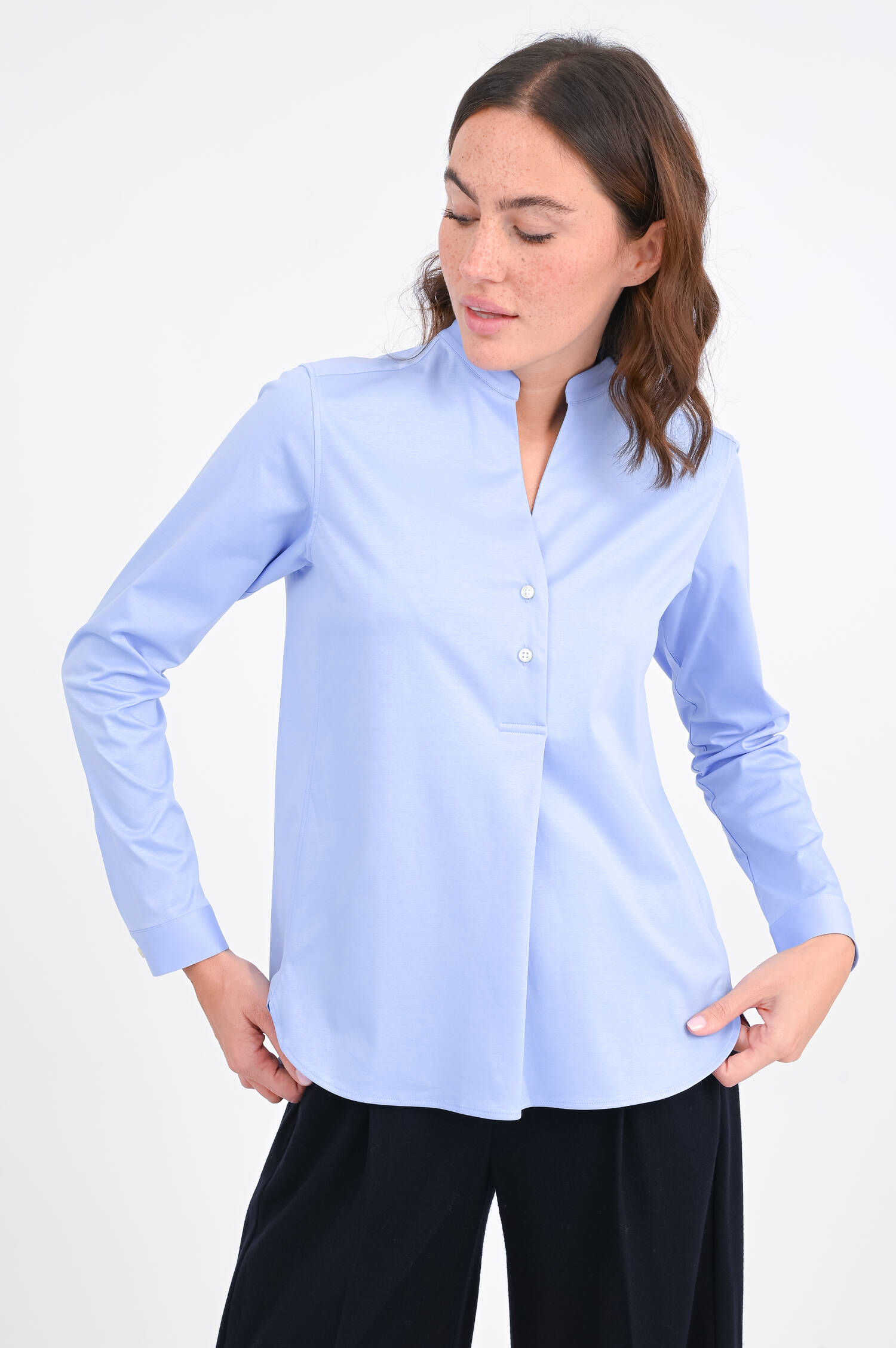 Blusen mit Stehkragen in Hellblau Blusen mit Stehkragen in Hellblau